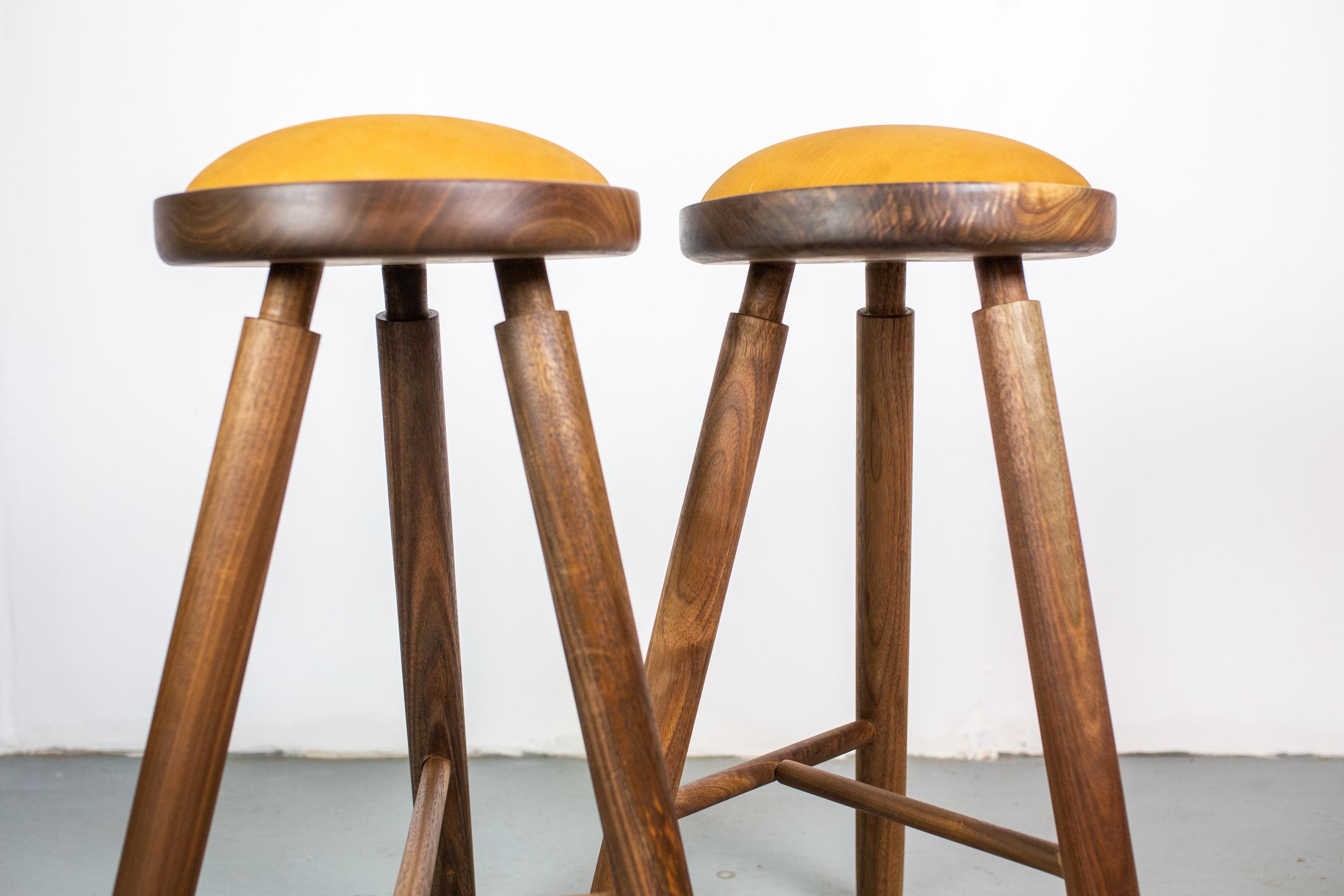 American Craftsman Pair of Michael Rozell Studio Bar Stools Figured Walnut and Leather USA, 2020 For Sale