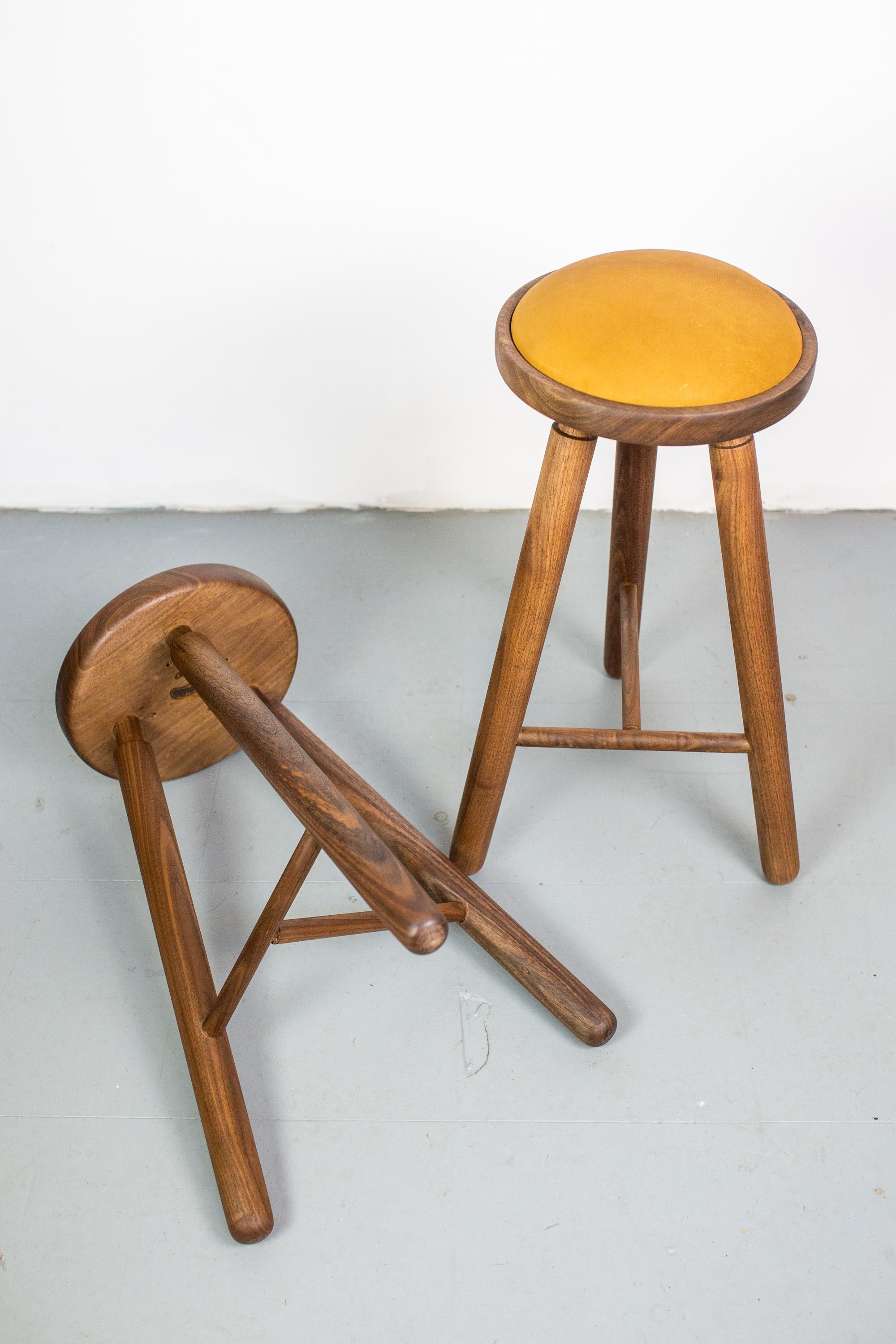 American Pair of Michael Rozell Studio Bar Stools Figured Walnut and Leather USA, 2020 For Sale