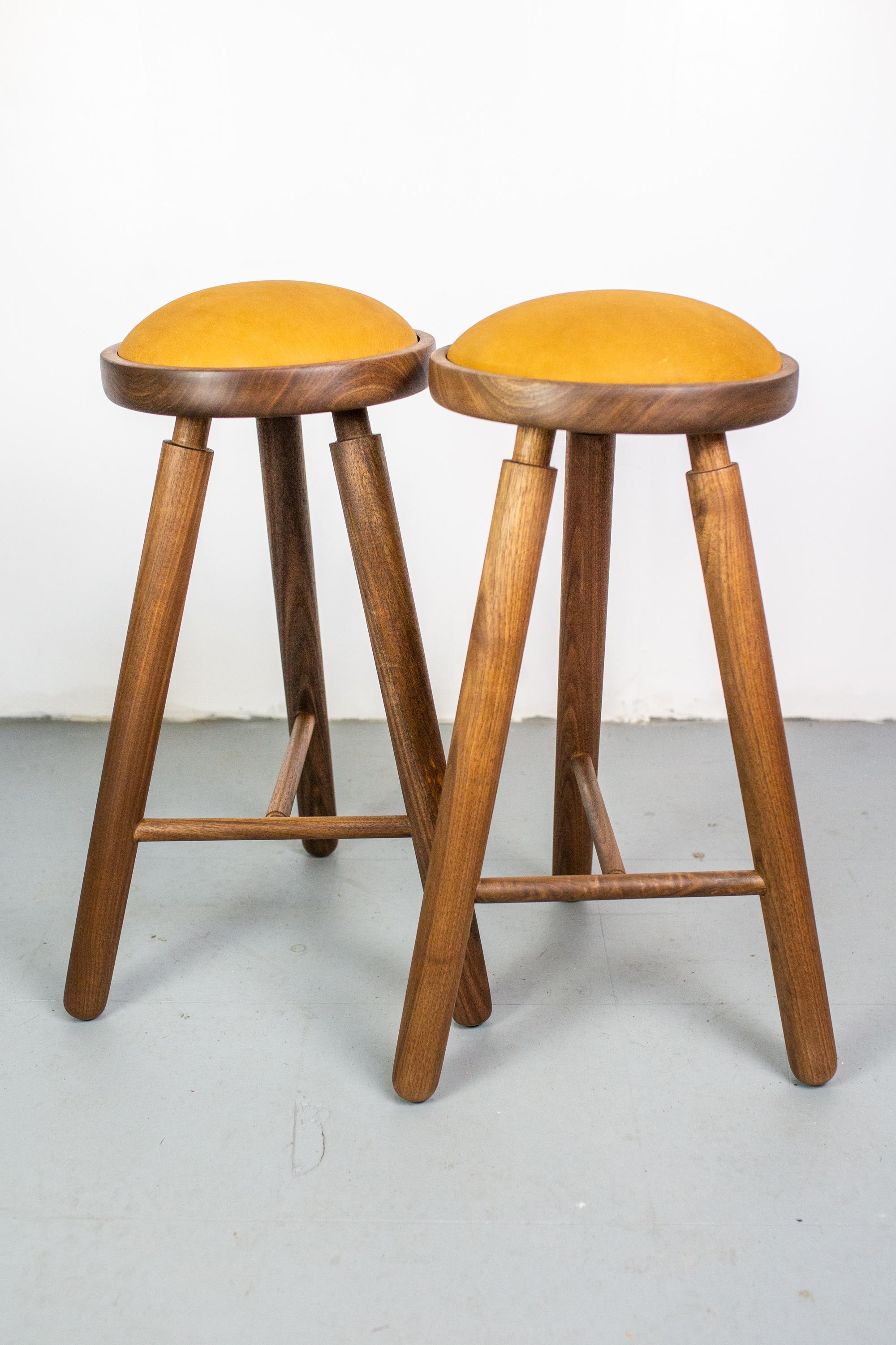Pair of Michael Rozell Studio Bar Stools Figured Walnut and Leather USA, 2020 For Sale 2