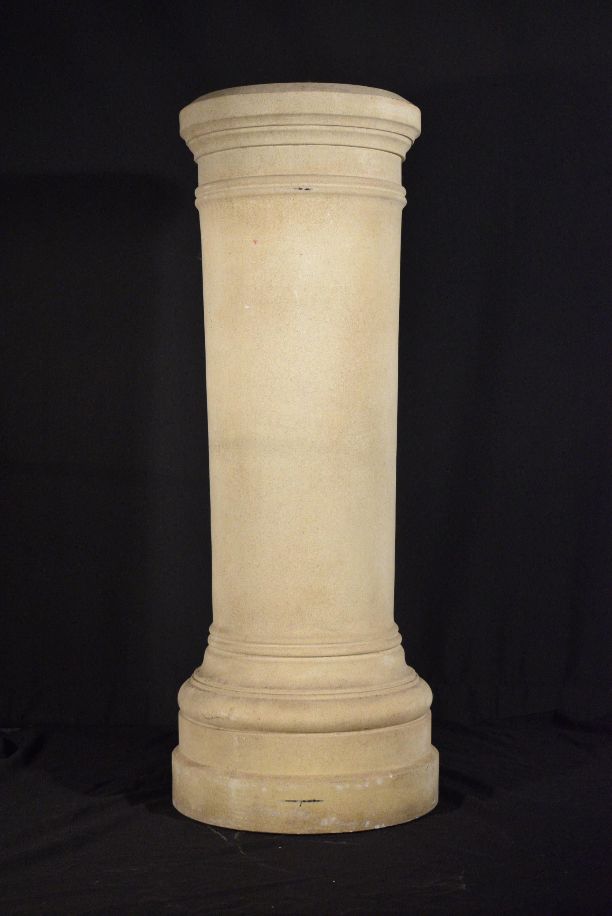 Paar von Michael Taylor Designs, Inc. (amerikanisch, gegründet 1985), ein Paar unverzierte runde Säulen oder Sockel aus Kunststein mit einem ringförmigen Körperband. Erhöht auf einem entsprechenden Sockel.
Abmessungen: Höhe 47