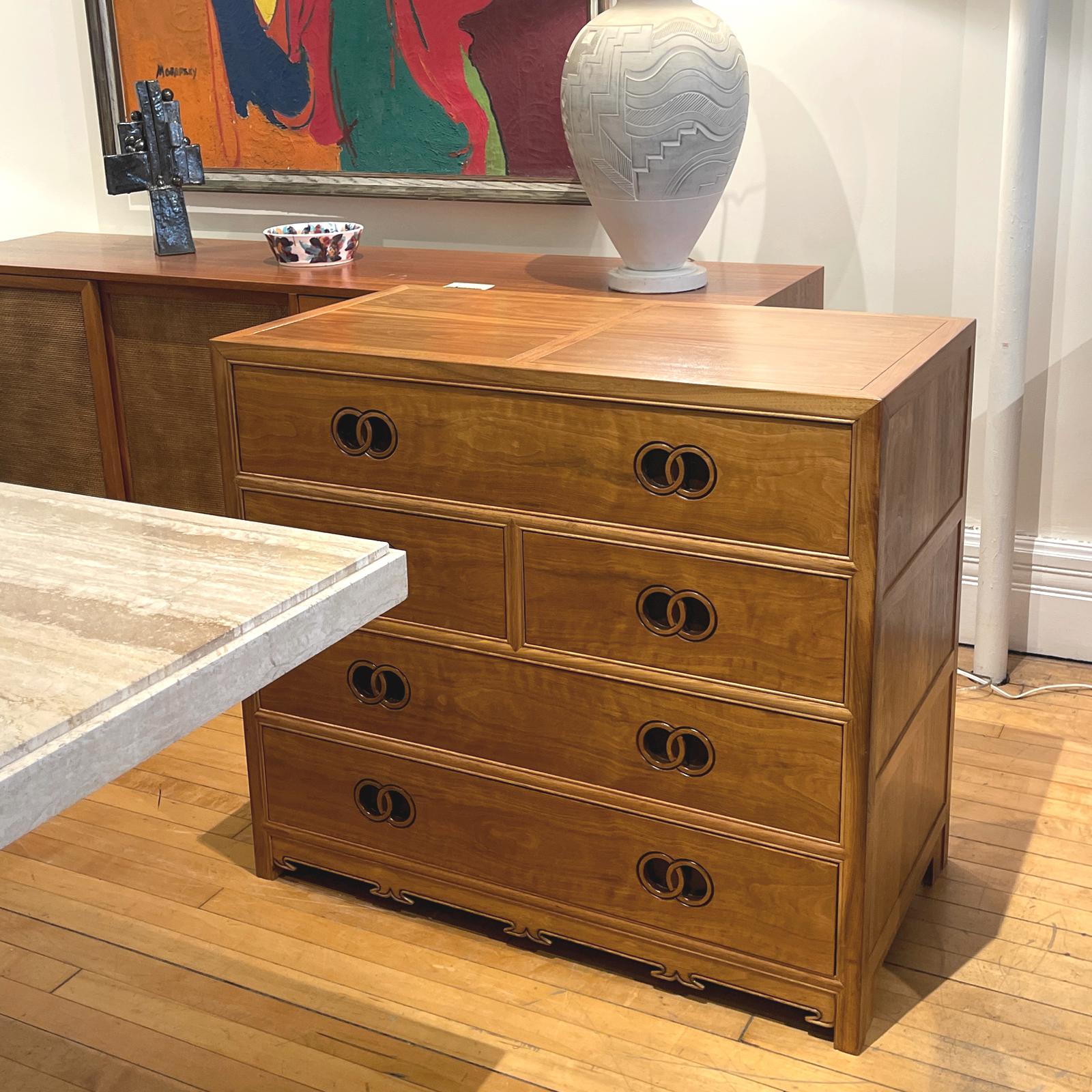 Mid-Century moderno Coppia di comò della collezione Baker Far East Collection di Michael Taylor in vendita