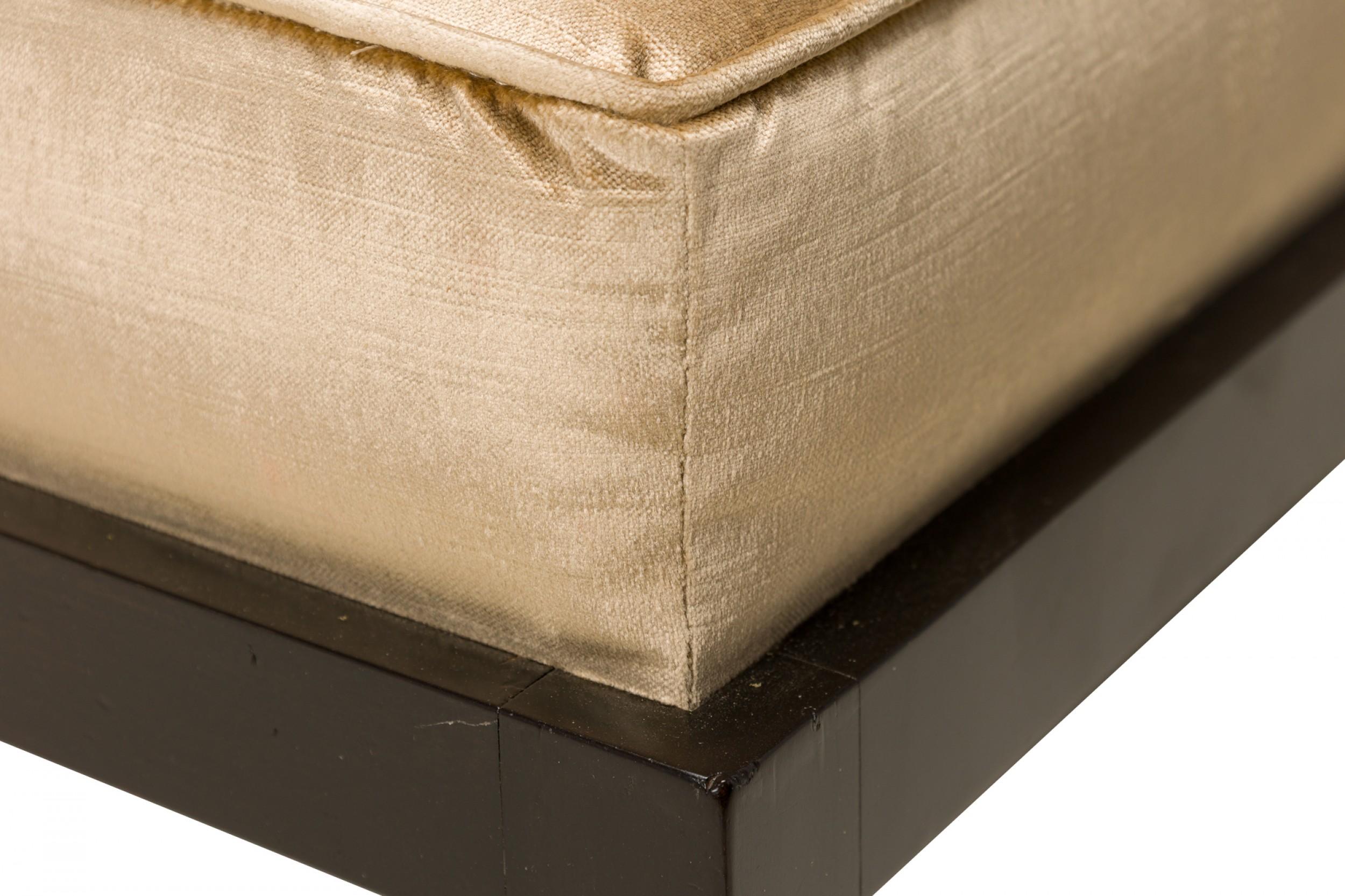 Paire de Michael Taylor pour Baker Furniture Co. Chaises pantoufles satin champagne en vente 2
