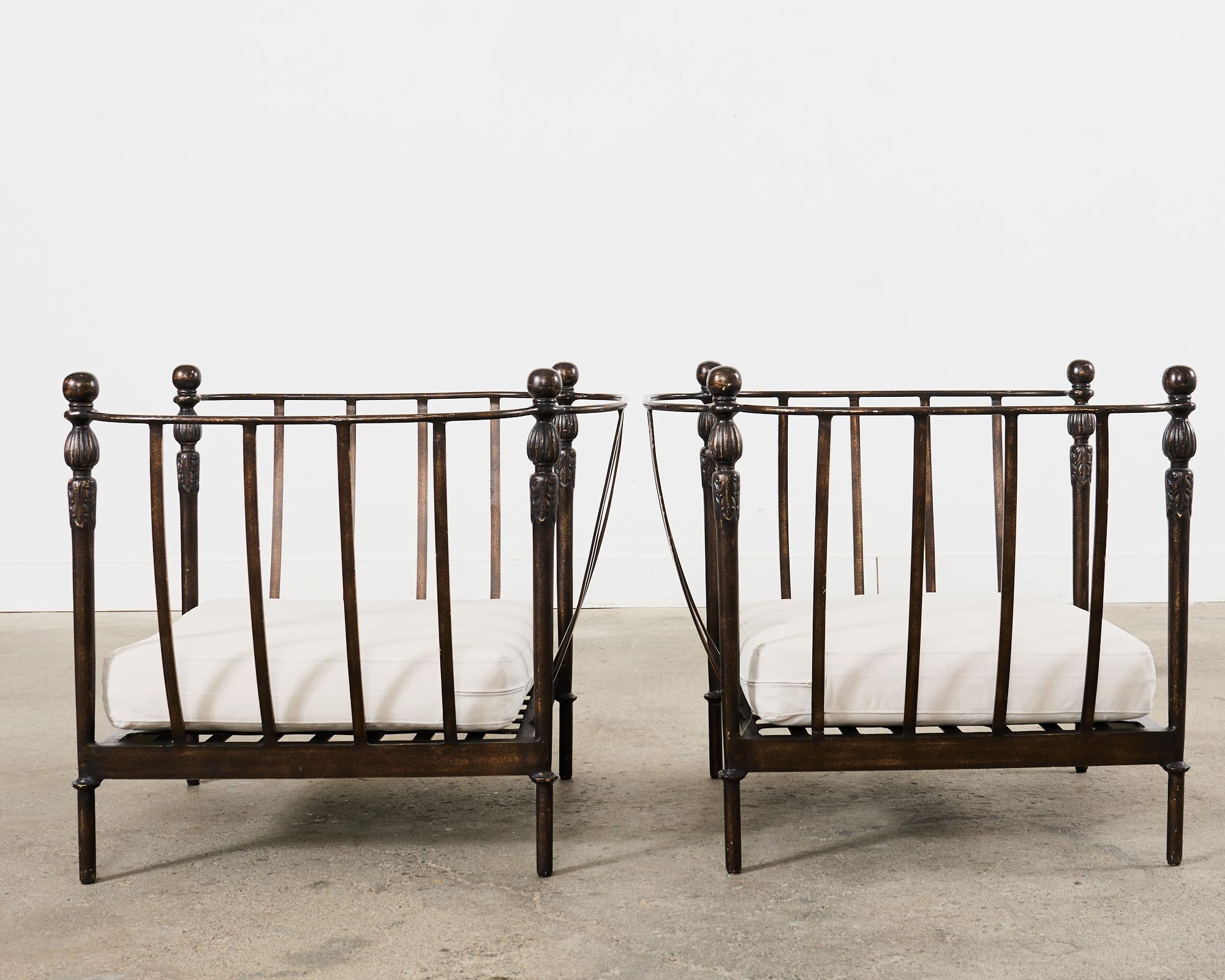 Pareja de tumbonas de jardín bronceadas Michael Taylor Montecito 4