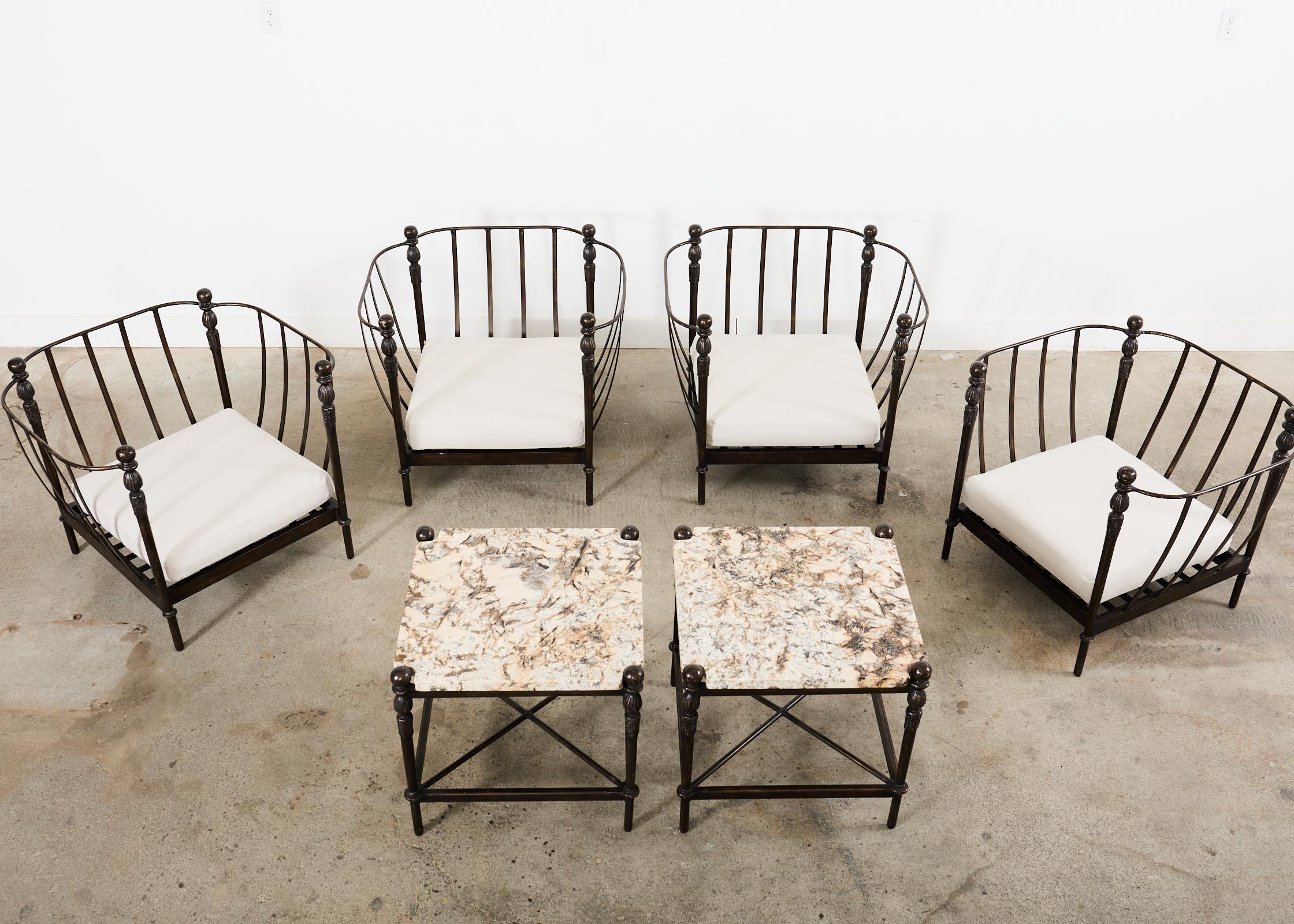 Atractiva pareja de mesas de aluminio bronceado para copas de patio y jardín Montecito, diseñadas por Michael Taylor. Las dos mesas auxiliares (modelo #MTD-2075) miden 24 x 24 x 24 pulgadas y están rematadas con gruesas losas de granito abigarrado