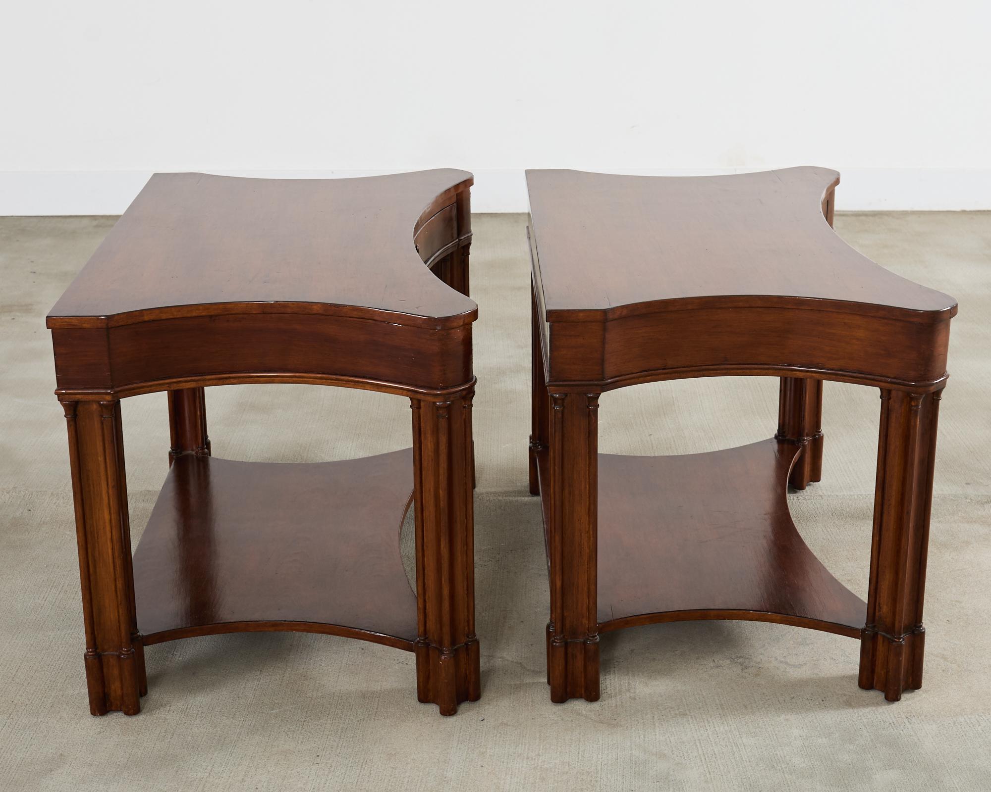 Pareja de mesillas de noche Michael Taylor Saintsbury de nogal en venta 3