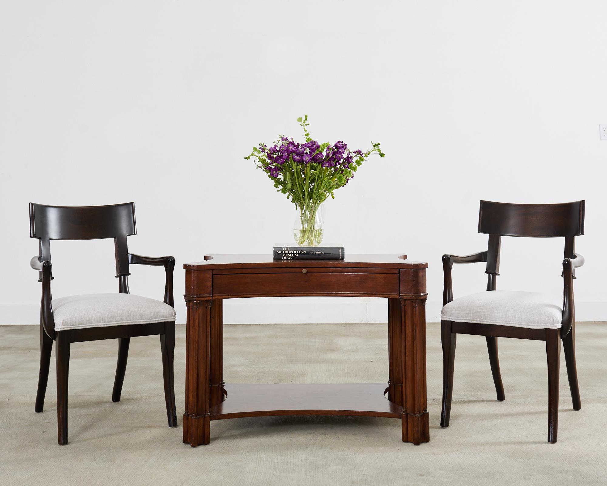 Raro par de mesas de noche o auxiliares Saintsbury de diseño Michael Taylor etiquetadas. Fabricado en preciosa madera noble con un rico acabado en nogal. Las mesas tienen un diseño de dos niveles, con un cajón de almacenamiento y una mesa de