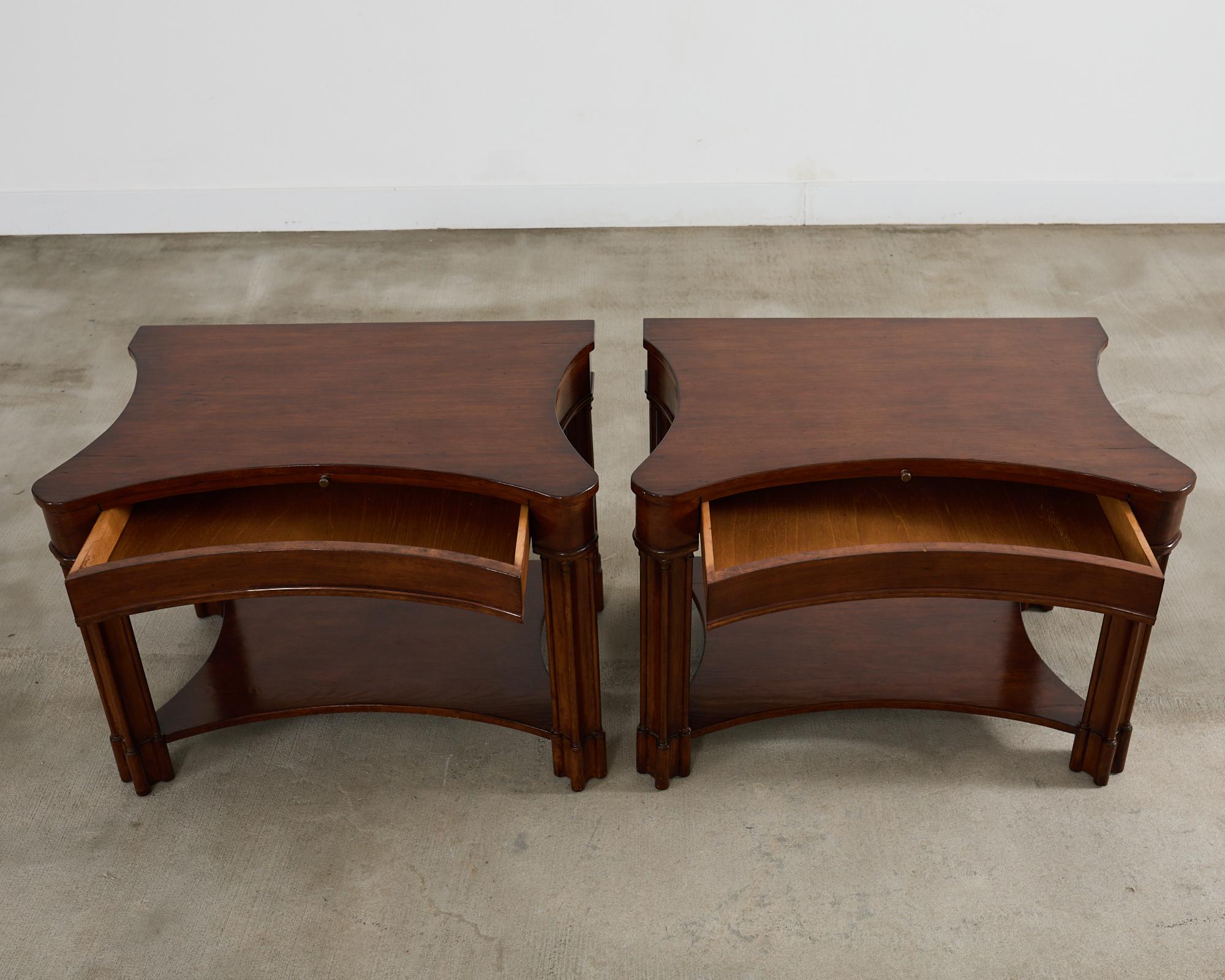 Pareja de mesillas de noche Michael Taylor Saintsbury de nogal Hecho a mano en venta
