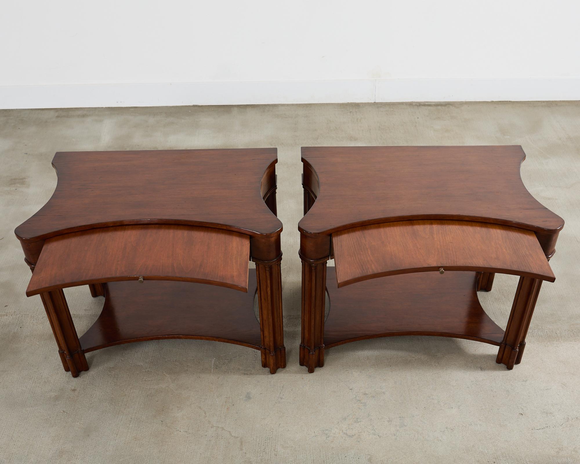 Pareja de mesillas de noche Michael Taylor Saintsbury de nogal Madera dura en venta