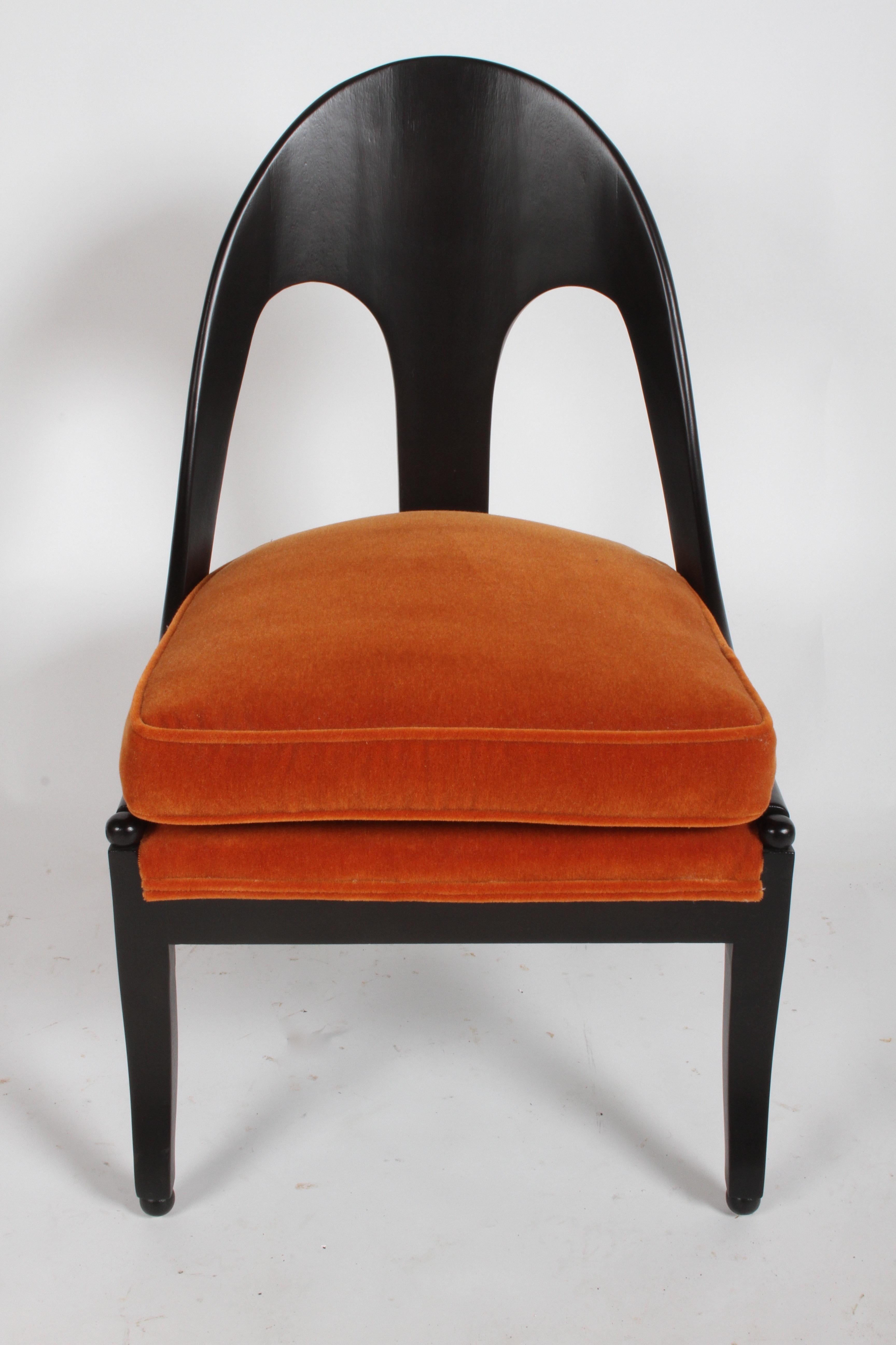 Michael Taylor paire de fauteuils de salon néoclassiques à dossier cuillère Excellent état - En vente à St. Louis, MO
