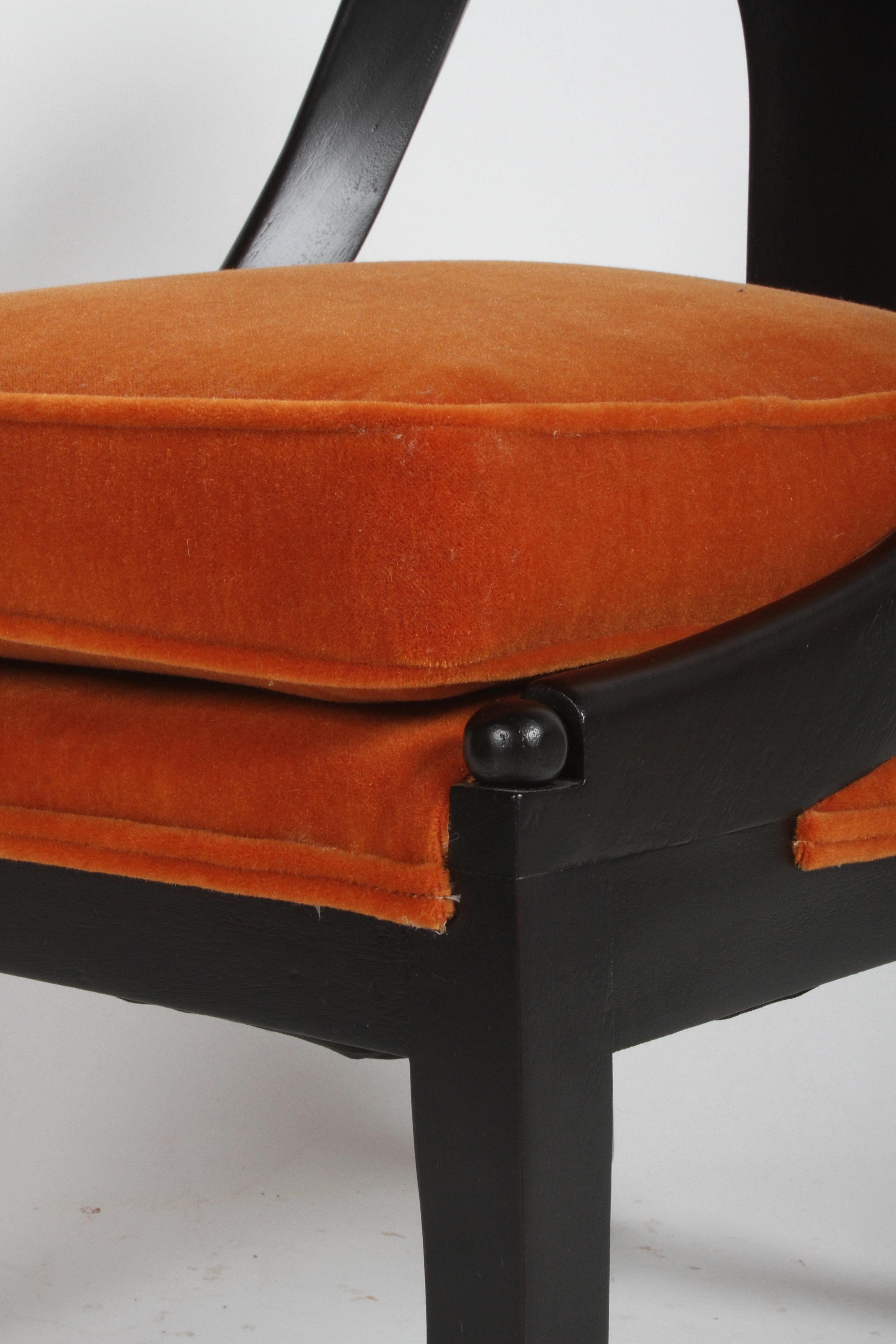 Milieu du XXe siècle Michael Taylor paire de fauteuils de salon néoclassiques à dossier cuillère en vente