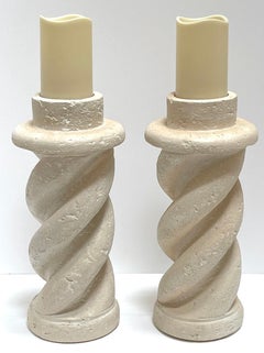 Coppia di candelieri a spirale in gesso "Coquina Stone" in stile Michael Taylor