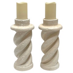 Coppia di candelieri a spirale in gesso "Coquina Stone" in stile Michael Taylor