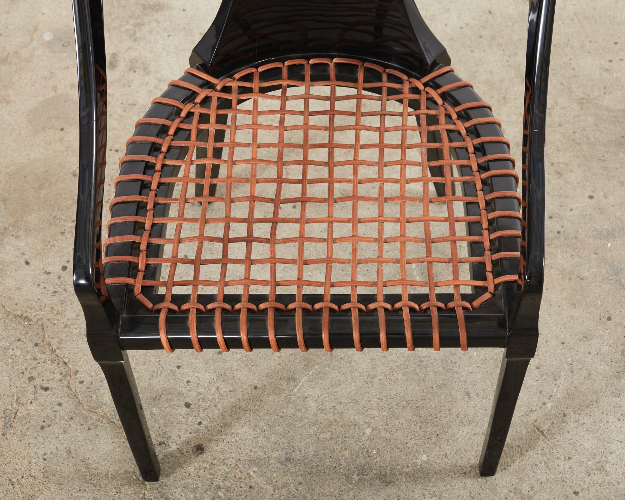 Paar lackierte Stühle mit Löffelrücken im Stil von Michael Taylor im Angebot 2
