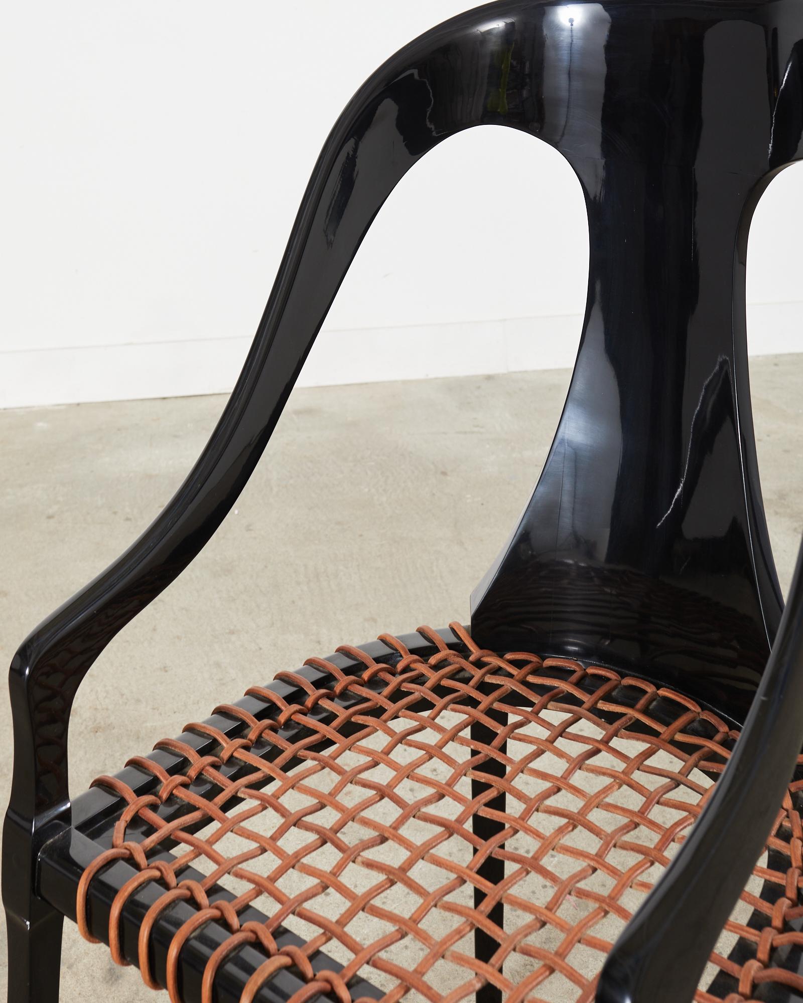 Paar lackierte Stühle mit Löffelrücken im Stil von Michael Taylor im Angebot 5