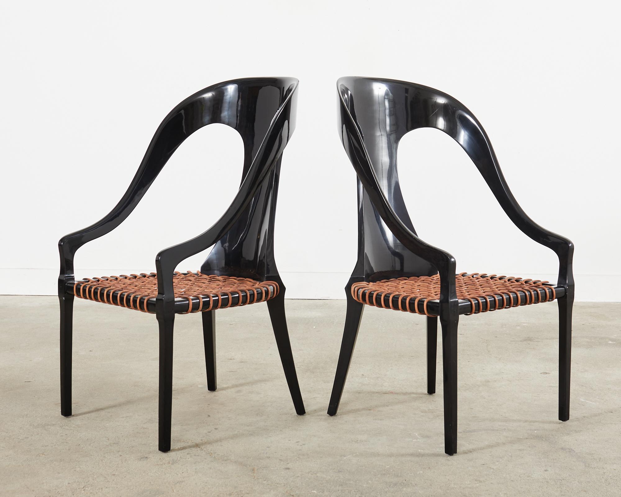 Néoclassique Paire de chaises laquées à dossier en cuillère de style A Michael Taylor en vente