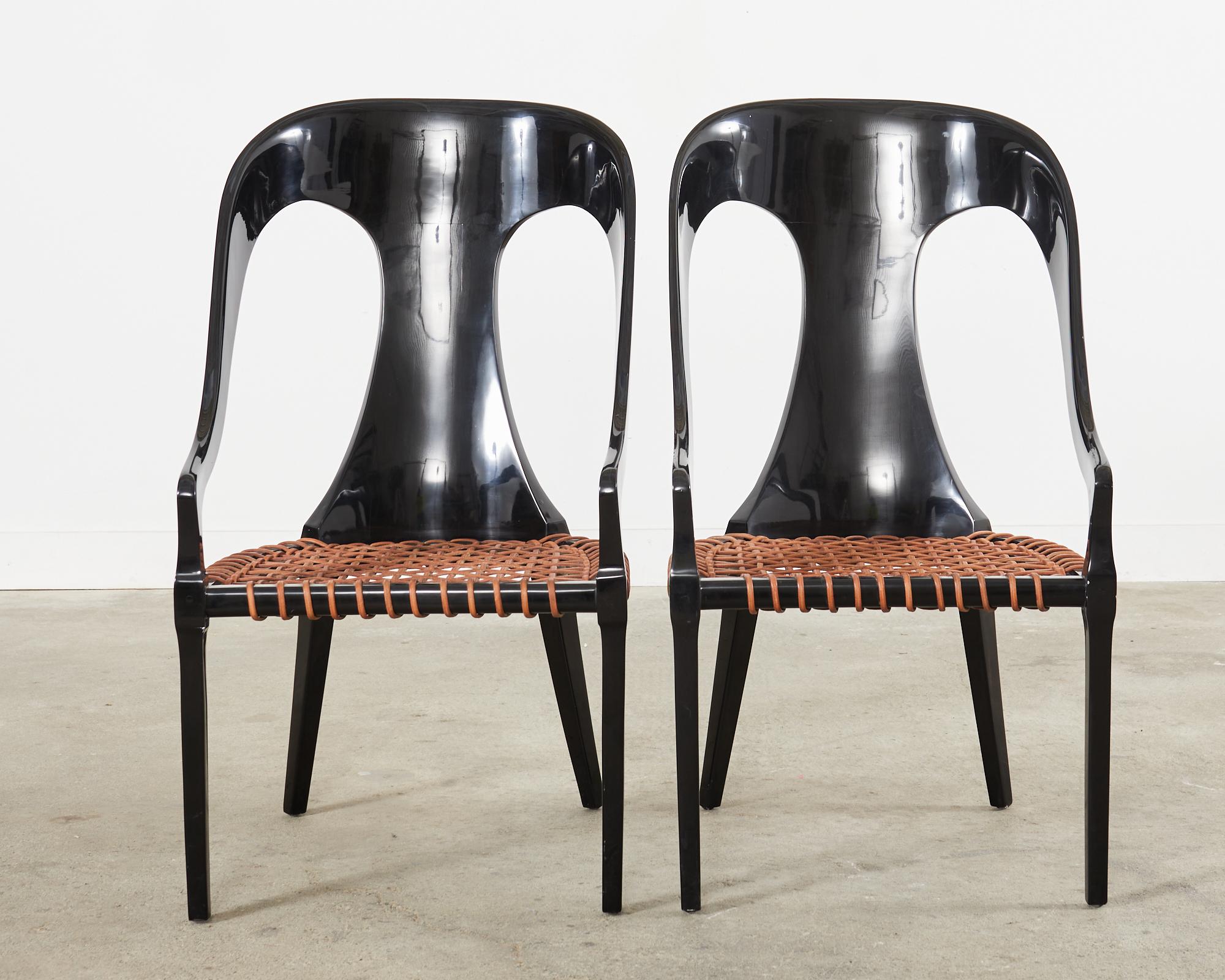 Américain Paire de chaises laquées à dossier en cuillère de style A Michael Taylor en vente