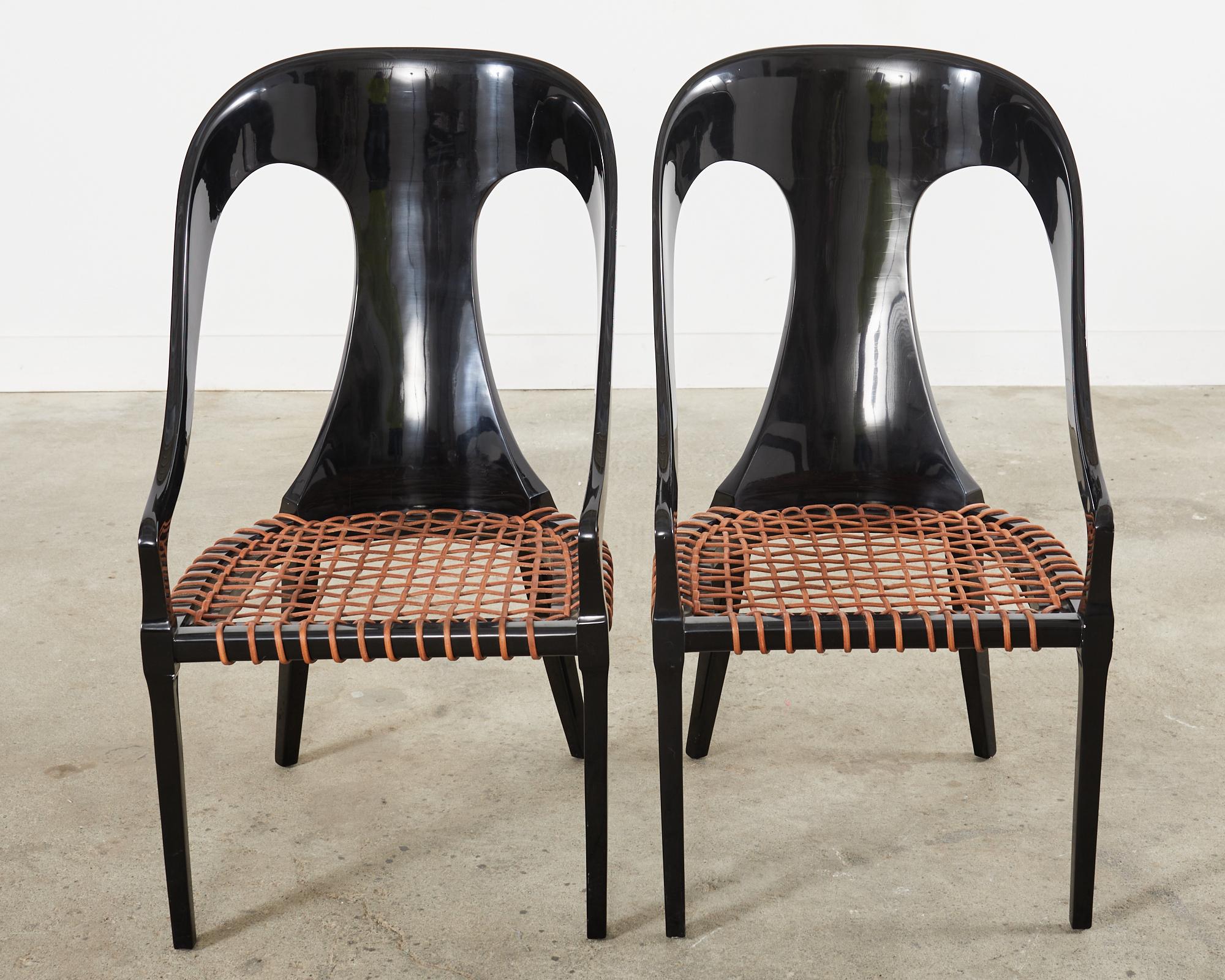 Paar lackierte Stühle mit Löffelrücken im Stil von Michael Taylor (Lackiert) im Angebot