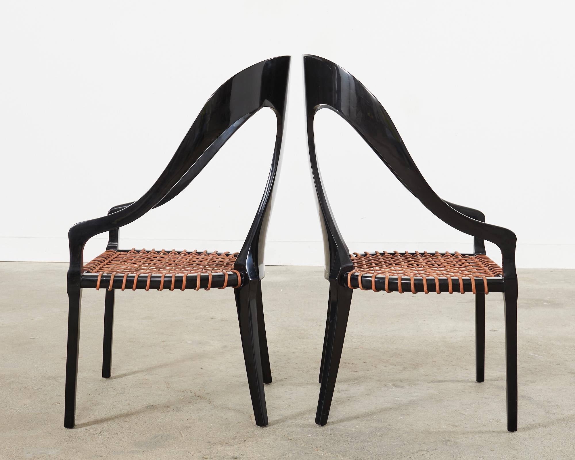 20ième siècle Paire de chaises laquées à dossier en cuillère de style A Michael Taylor en vente