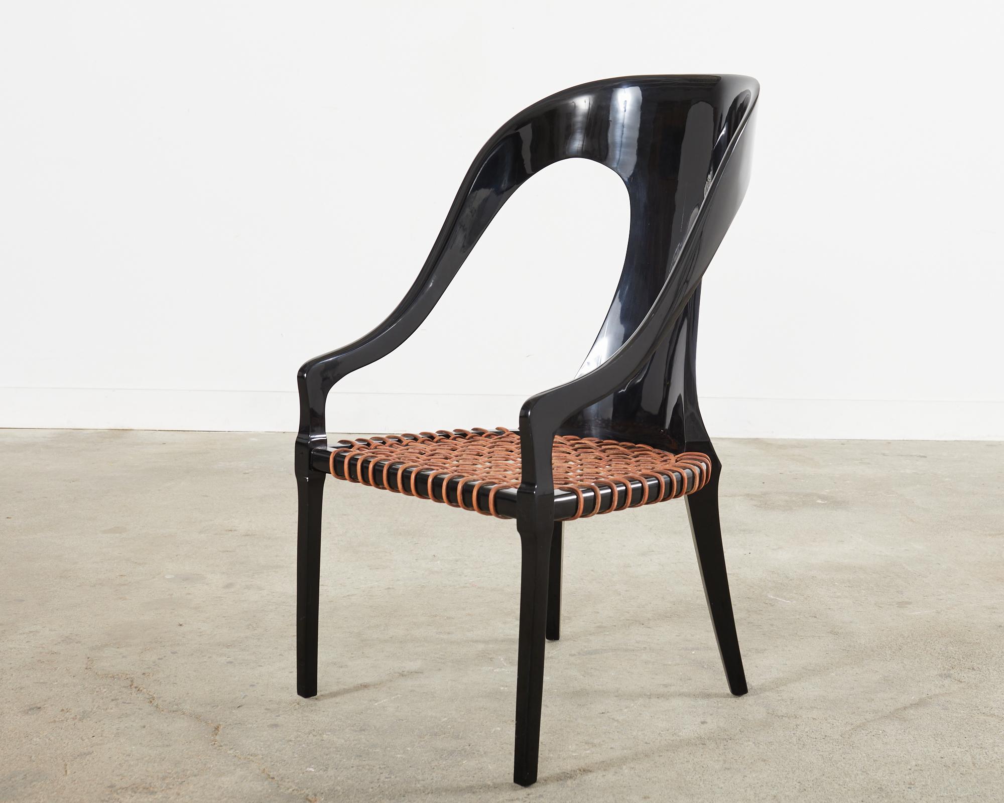 Paar lackierte Stühle mit Löffelrücken im Stil von Michael Taylor (Leder) im Angebot
