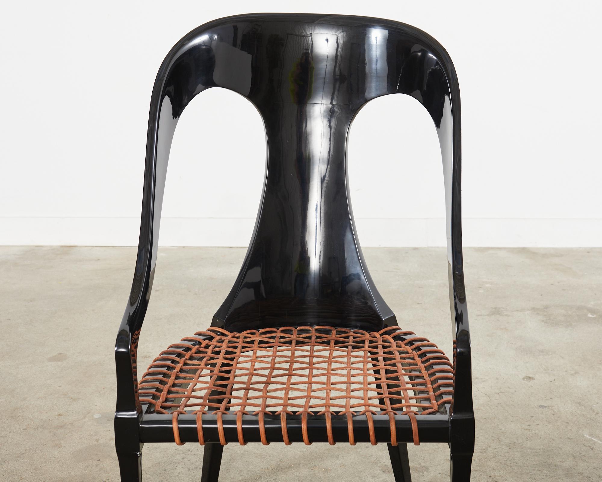 Paar lackierte Stühle mit Löffelrücken im Stil von Michael Taylor im Angebot 1