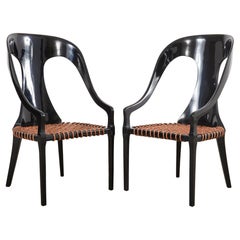 Paar lackierte Stühle mit Löffelrücken im Stil von Michael Taylor