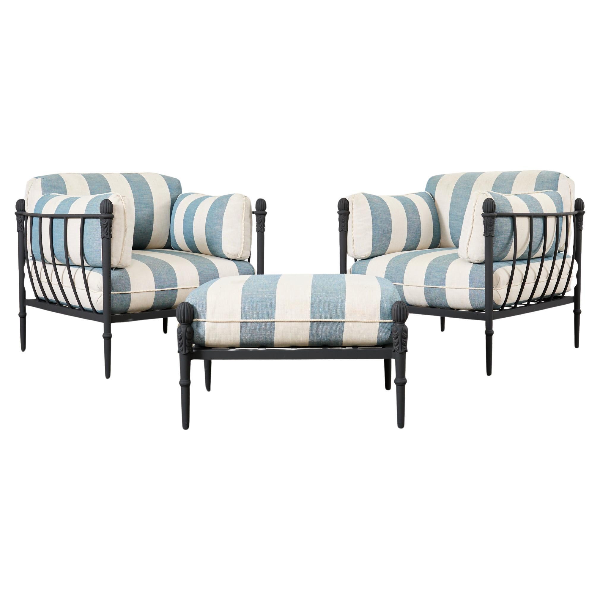 Ein Paar Montecito-Stühle im Stil von Michael Taylor und ein Ottoman