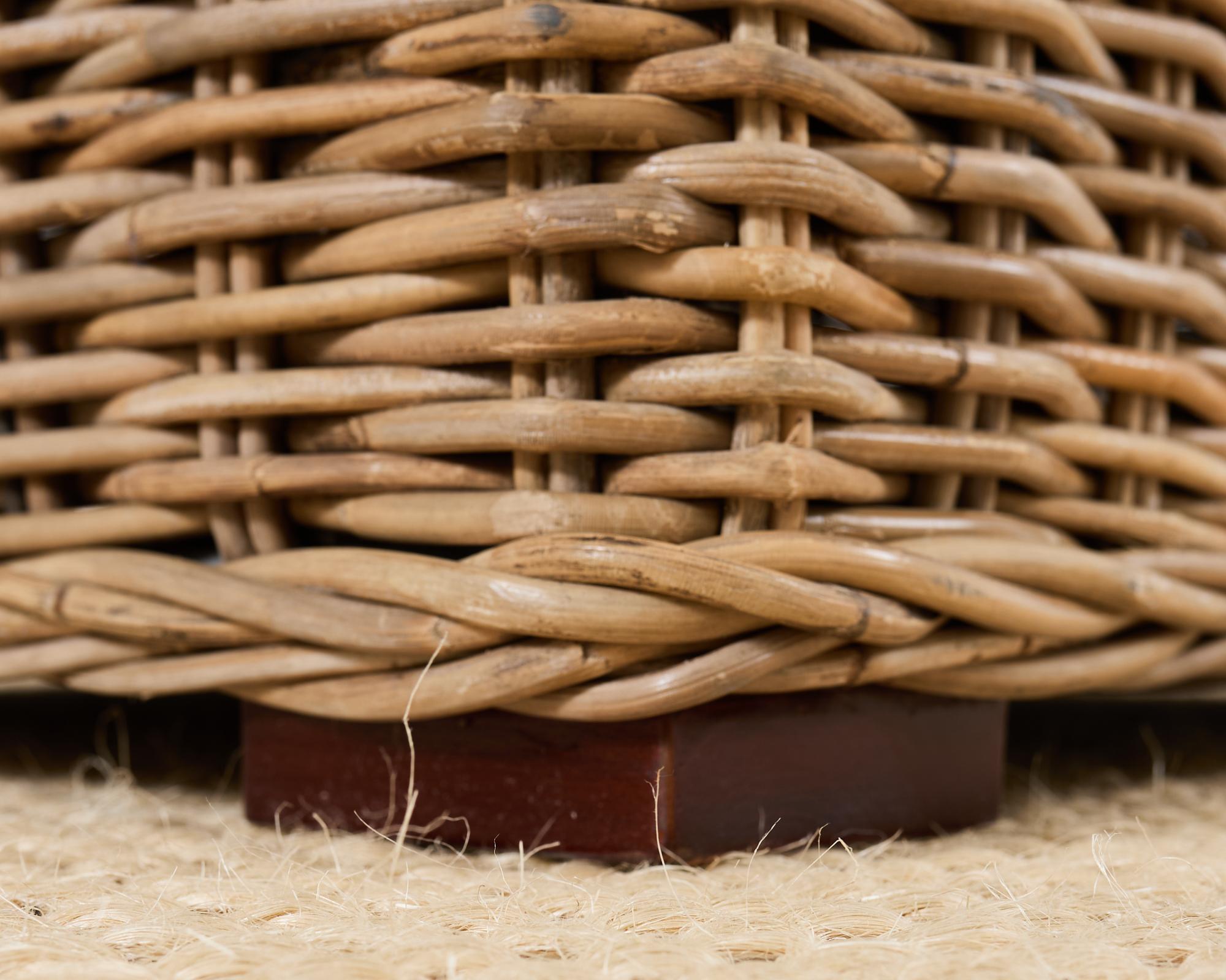 Ein Paar organische moderne Rattan-Würfelstühle im Stil von Michael Taylor im Angebot 3