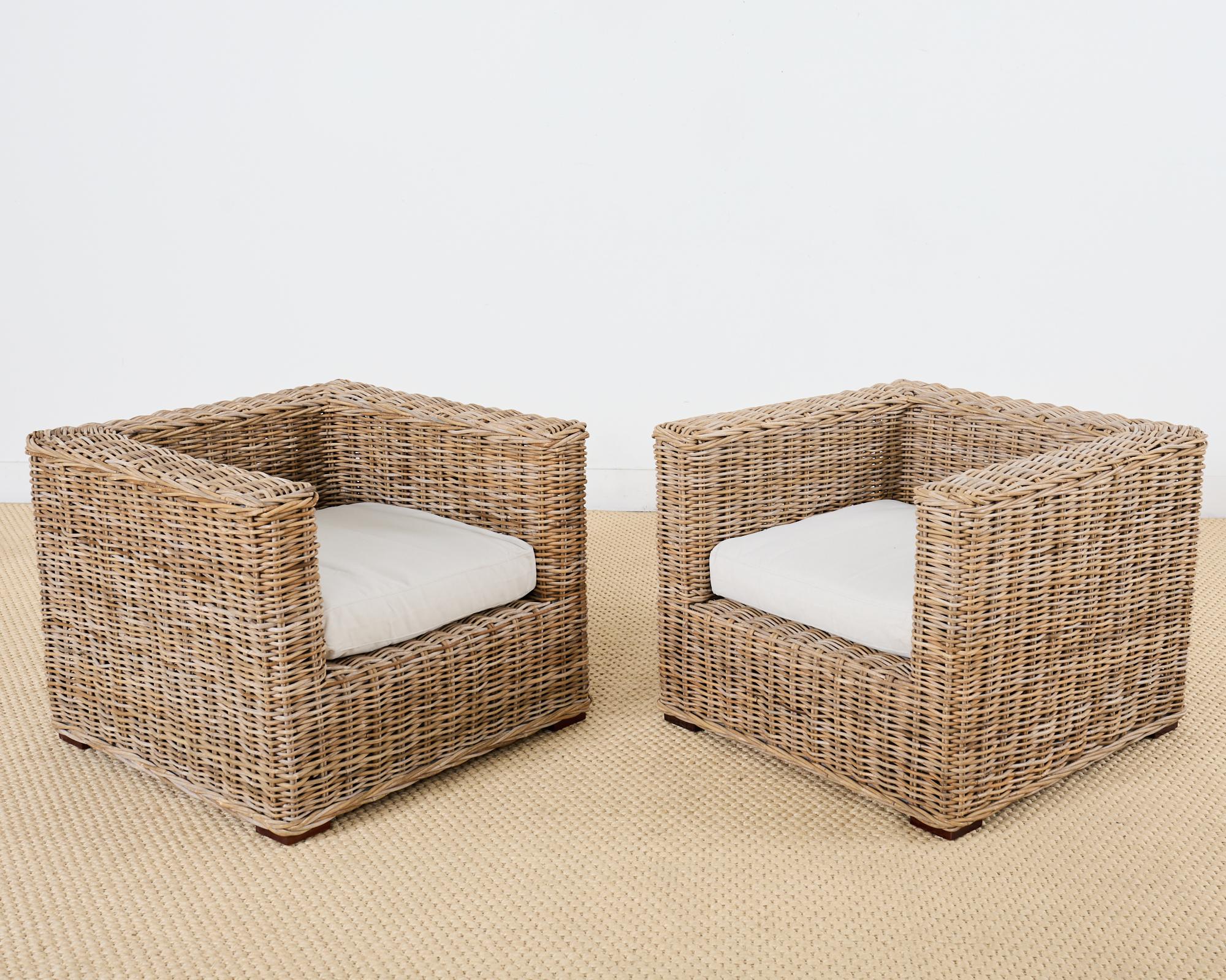 Ein Paar organische moderne Rattan-Würfelstühle im Stil von Michael Taylor im Angebot 4