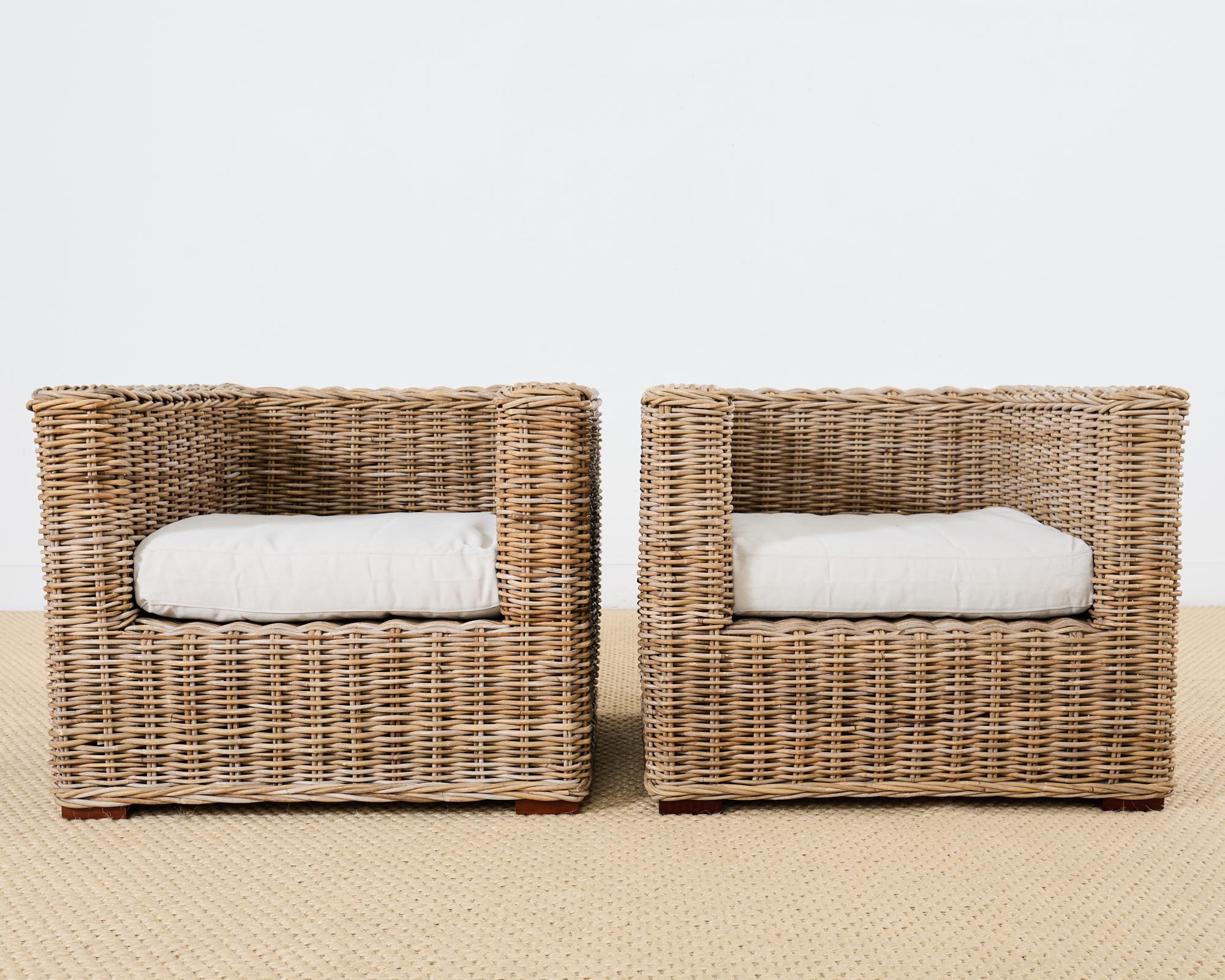 Ein Paar organische moderne Rattan-Würfelstühle im Stil von Michael Taylor (Organische Moderne) im Angebot