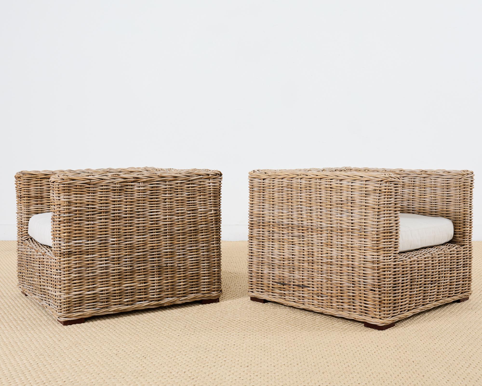 Ein Paar organische moderne Rattan-Würfelstühle im Stil von Michael Taylor (Gewebt) im Angebot