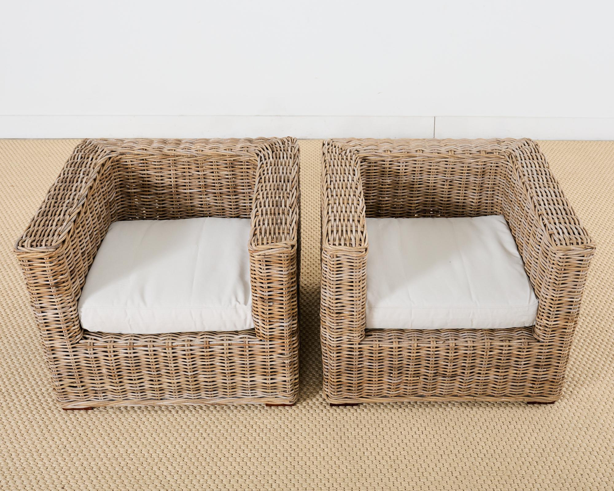 Ein Paar organische moderne Rattan-Würfelstühle im Stil von Michael Taylor im Zustand „Gut“ im Angebot in Rio Vista, CA