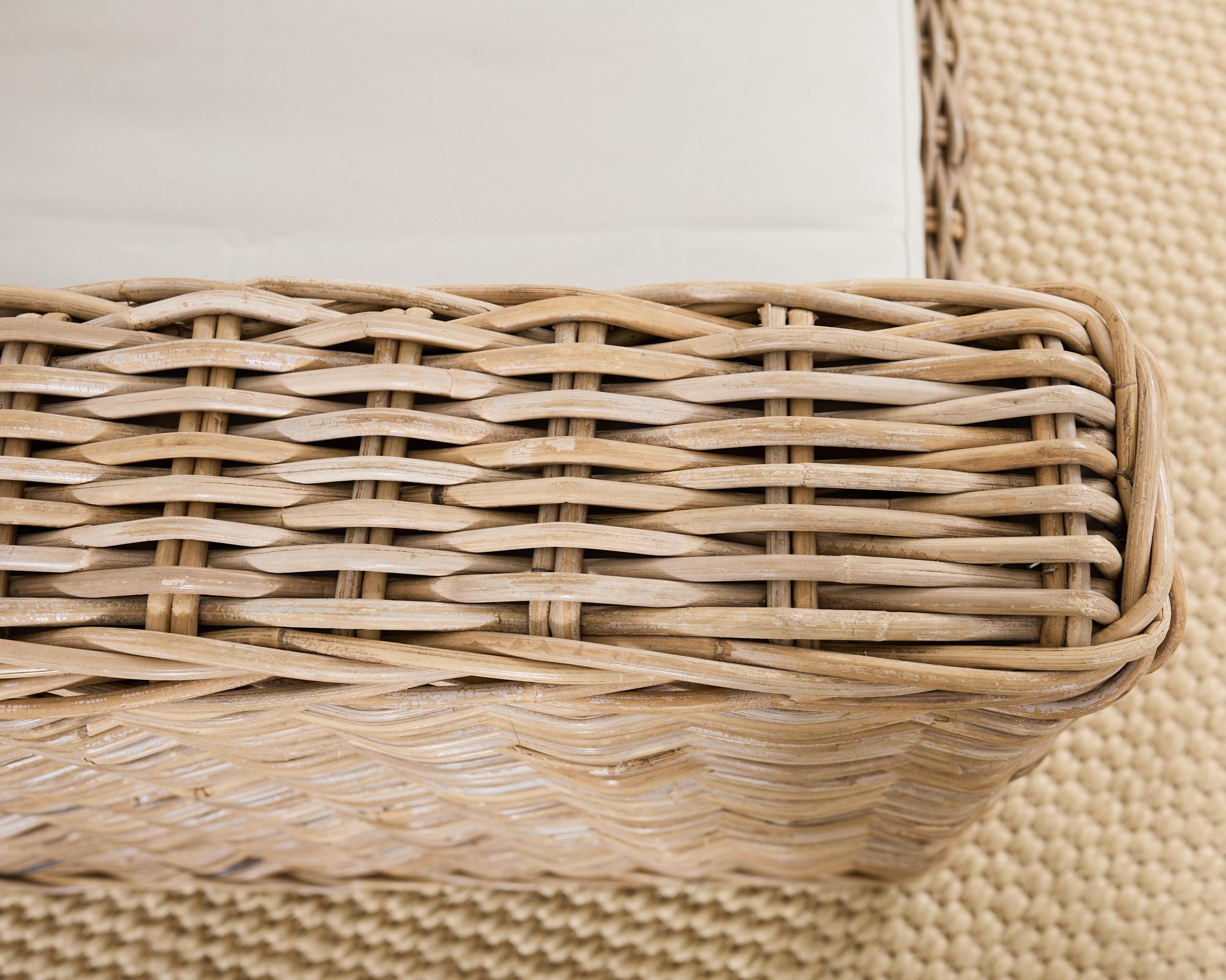 Ein Paar organische moderne Rattan-Würfelstühle im Stil von Michael Taylor (21. Jahrhundert und zeitgenössisch) im Angebot