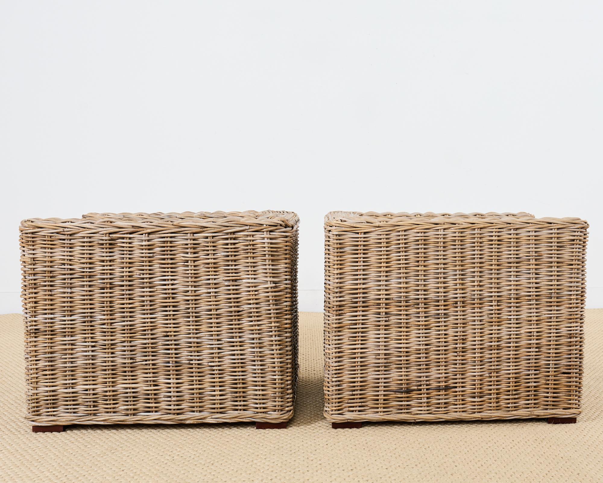 Ein Paar organische moderne Rattan-Würfelstühle im Stil von Michael Taylor (Stoff) im Angebot