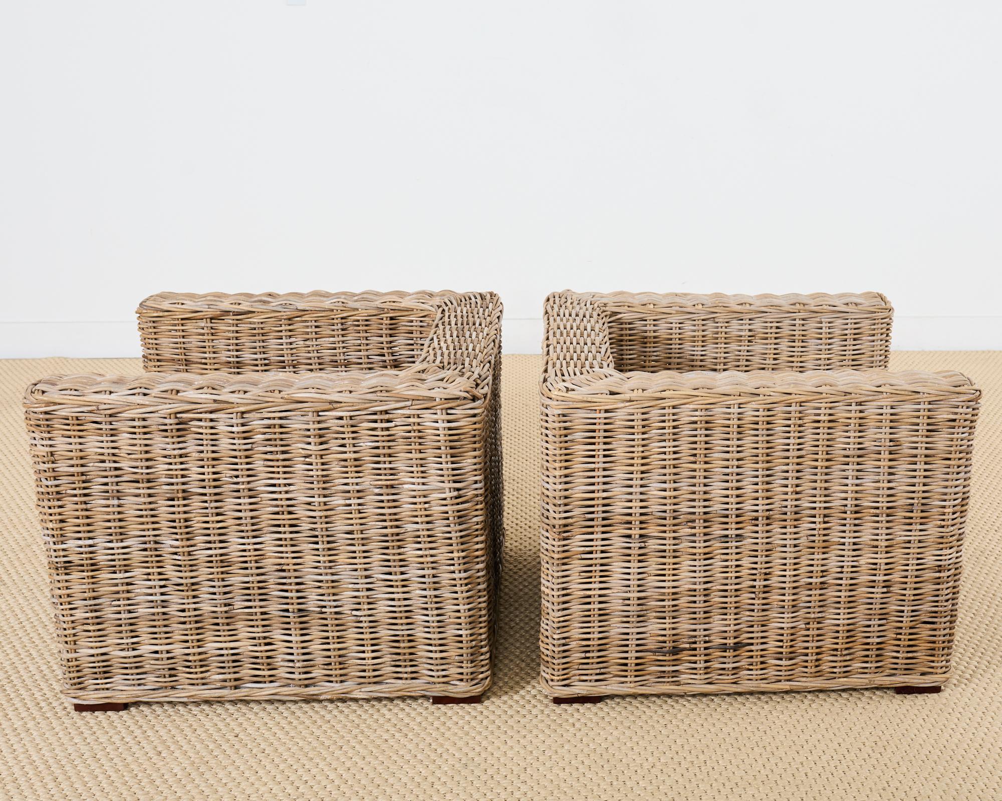 Ein Paar organische moderne Rattan-Würfelstühle im Stil von Michael Taylor im Angebot 1