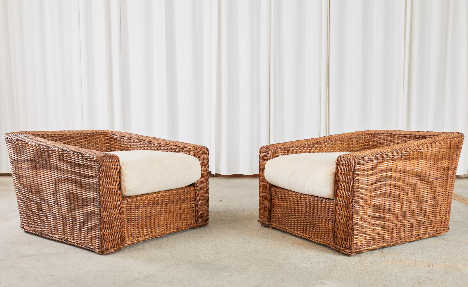 20ième siècle Paire de chaises longues en rotin tressé de style Michael Taylor en vente