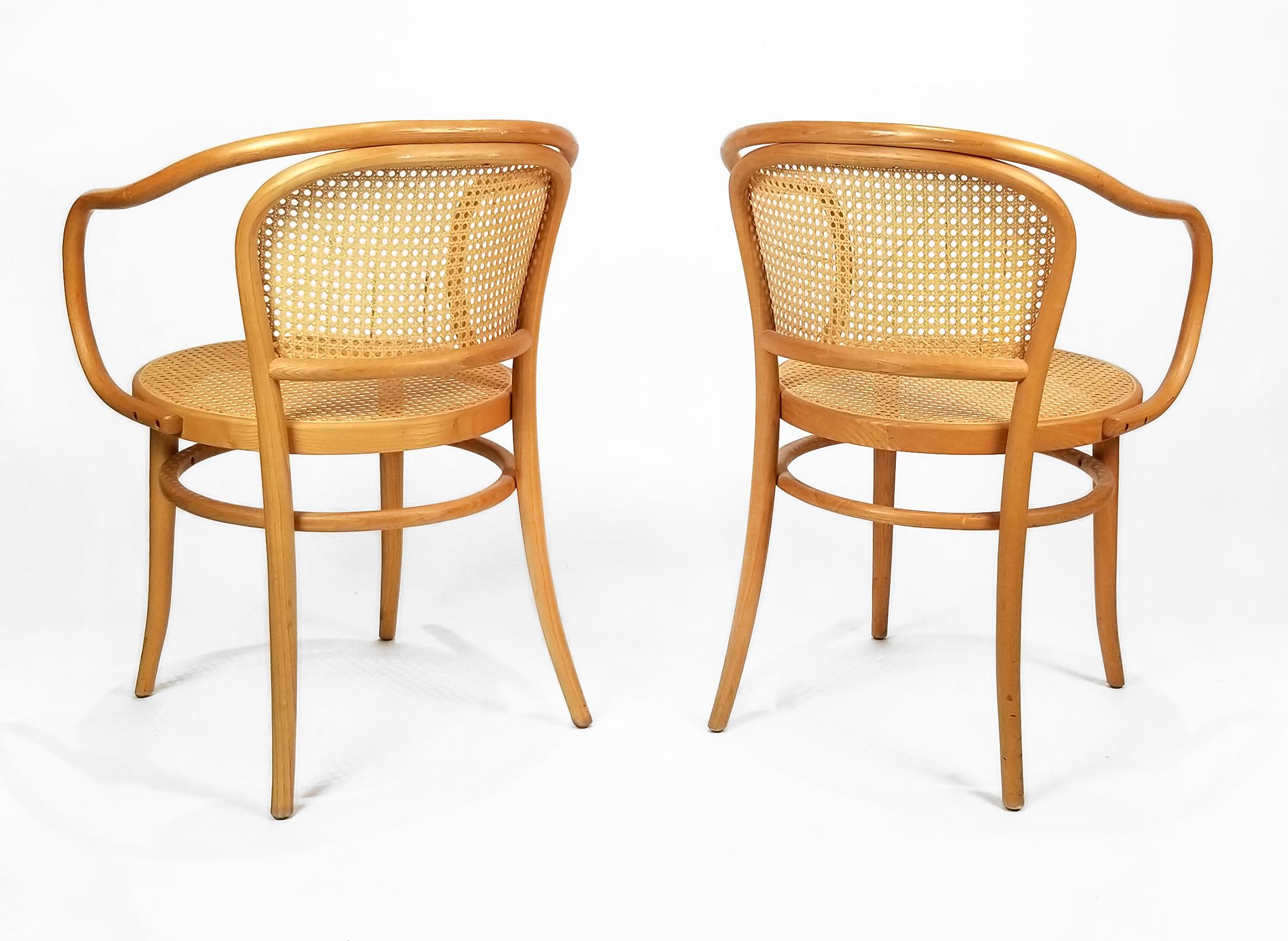 These elegant bentwood Classic Thonet 209 round chairs are a masterpiece of construction. The projecting frames that form both the backrests and armrests are bent into their form from a single piece of solid beech wood. Each chair consists of only