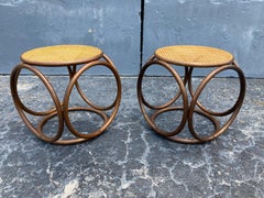 Paire de tabourets Ottomans Michael Thonet, tables d'appoint cannées et bois cintré brun