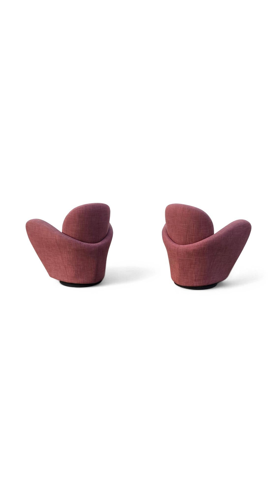 Tissu d'ameublement Paire de chaises longues pivotantes Michael Wolk for Directional en vente
