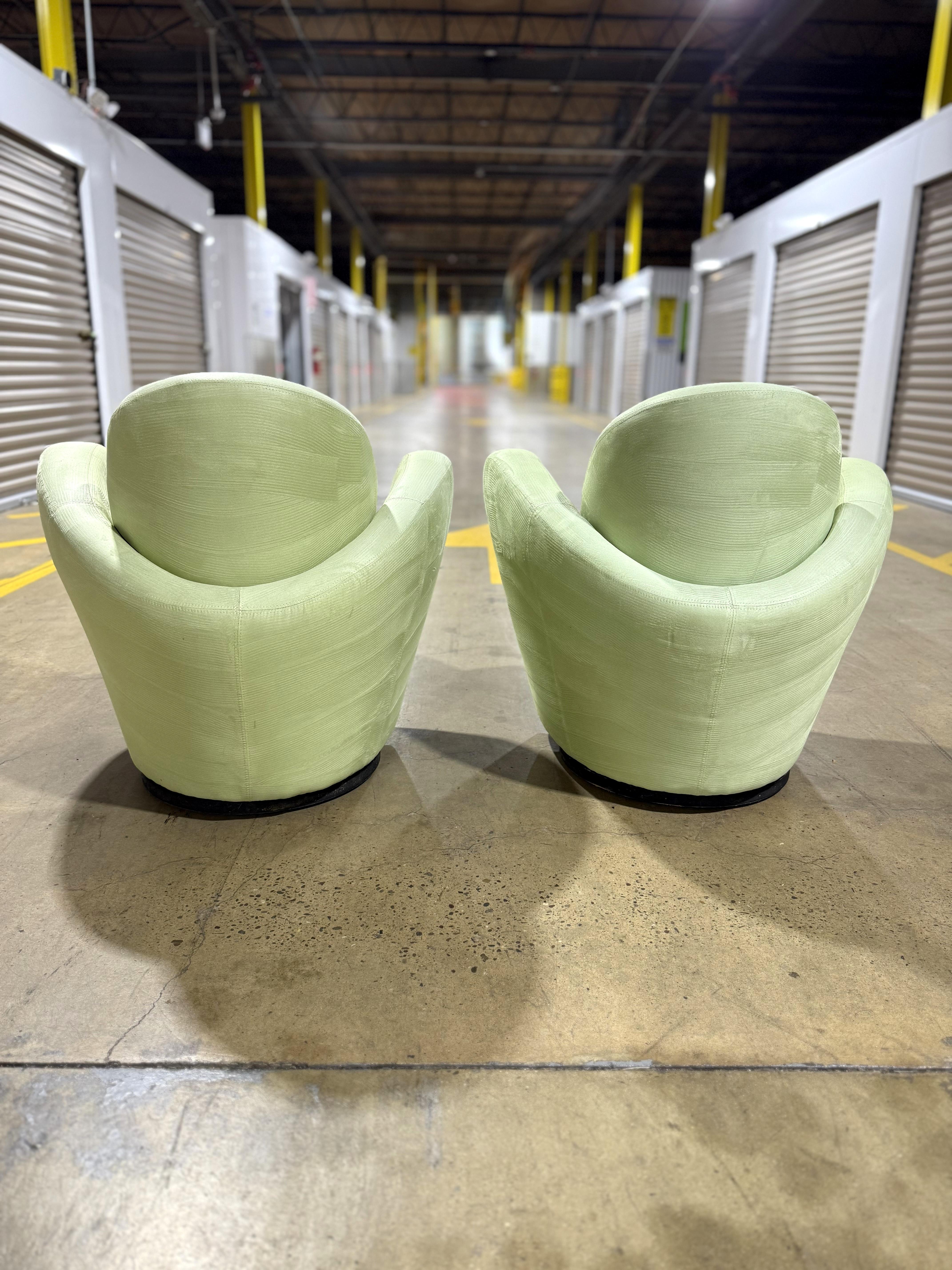 Paire de chaises pivotantes 