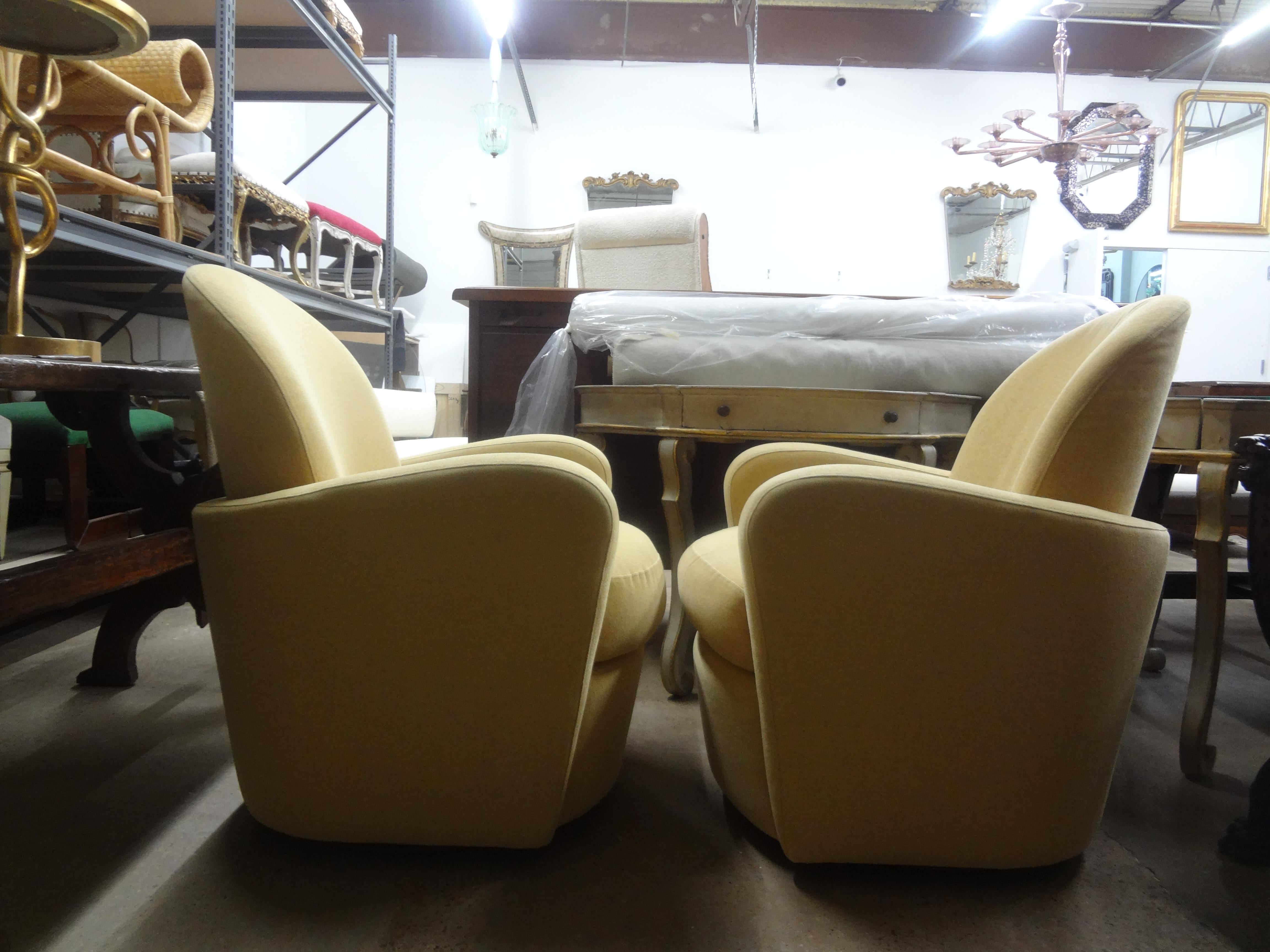Paire de chaises pivotantes de style Michael Wolk. Cette superbe paire de chaises pivotantes, chaises de salon, chaises club ou chaises baignoires inspirées du design de Michael Wolk Miami sont très confortables et en très bon état vintage.
Cette