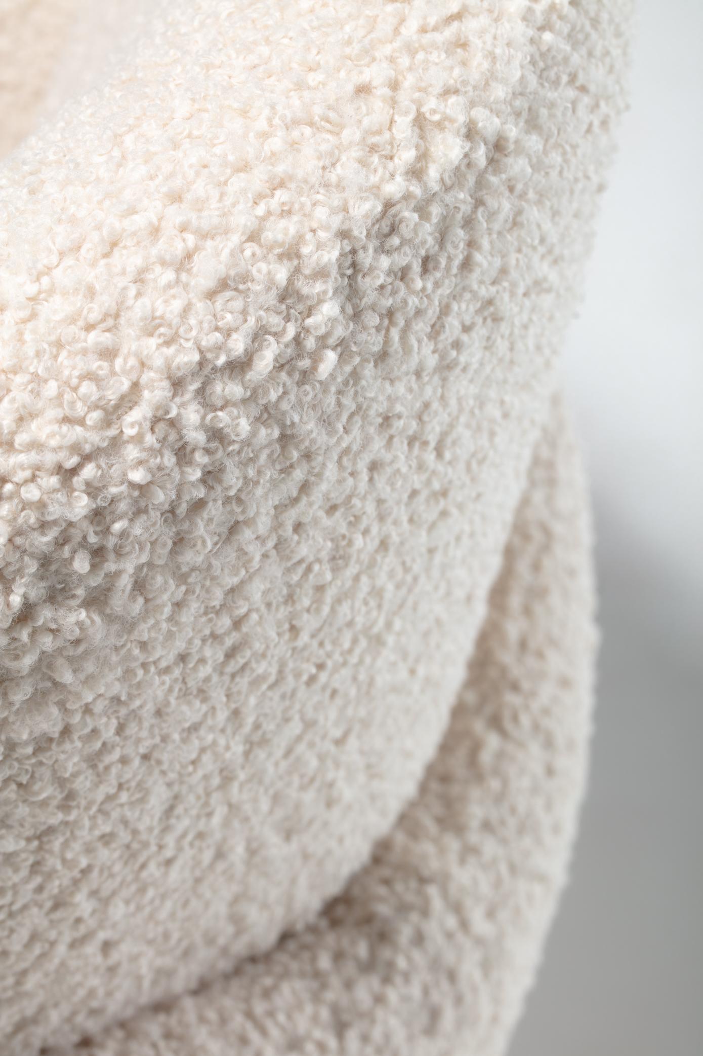 Pair of Michael Wolk Swivel Lounge Chairs in Ivory Bouclé en vente 6