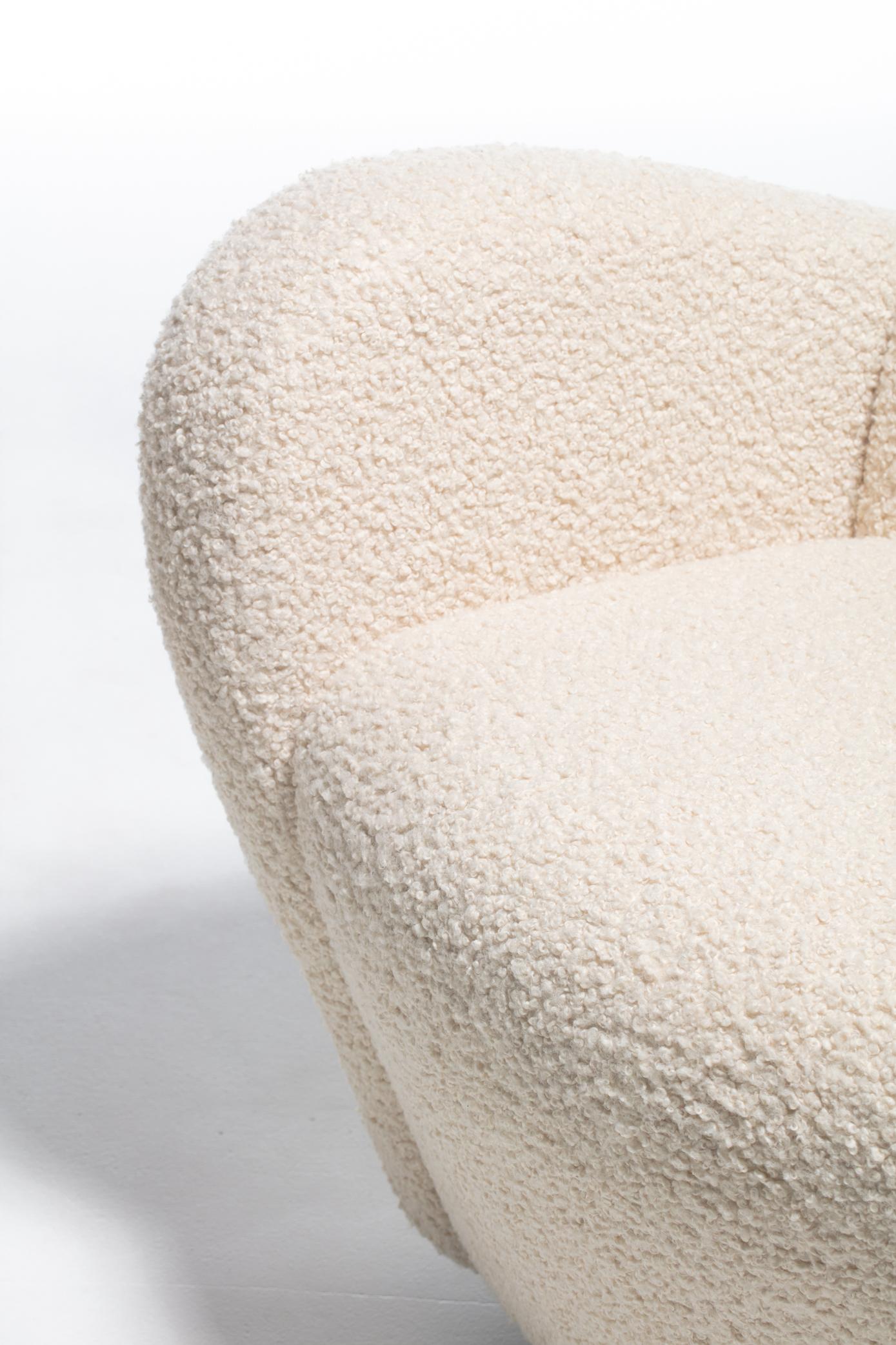 Pair of Michael Wolk Swivel Lounge Chairs in Ivory Bouclé en vente 9