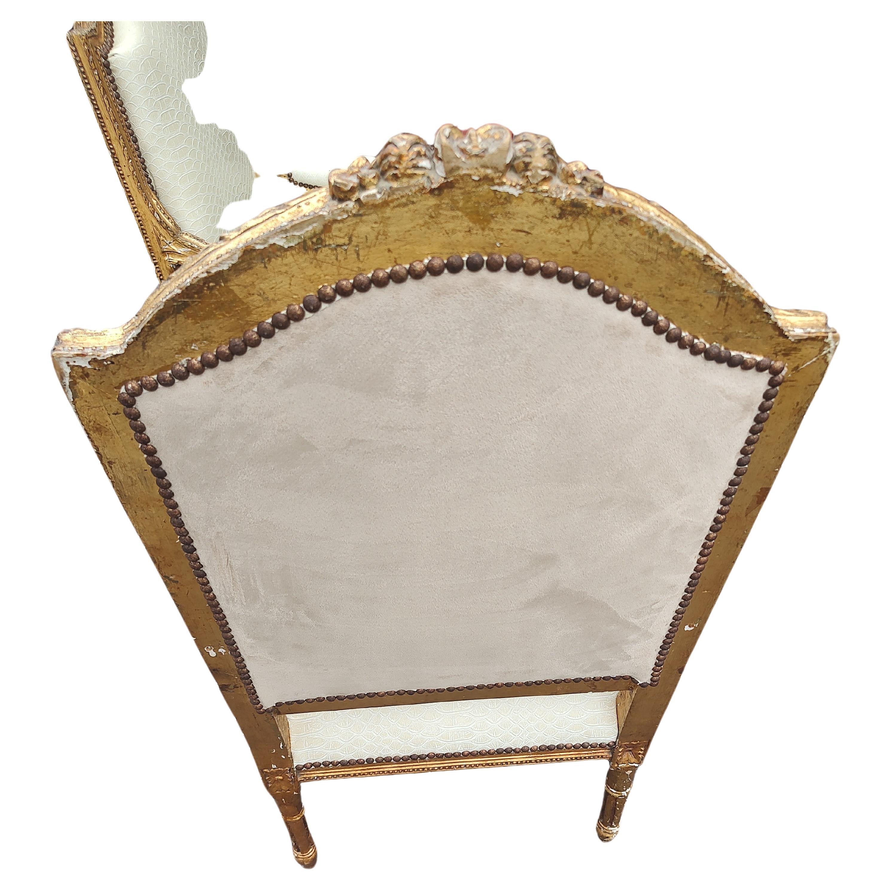 Coppia di poltrone francesi dorate della metà del XVIII secolo Fauteuils in vendita 5
