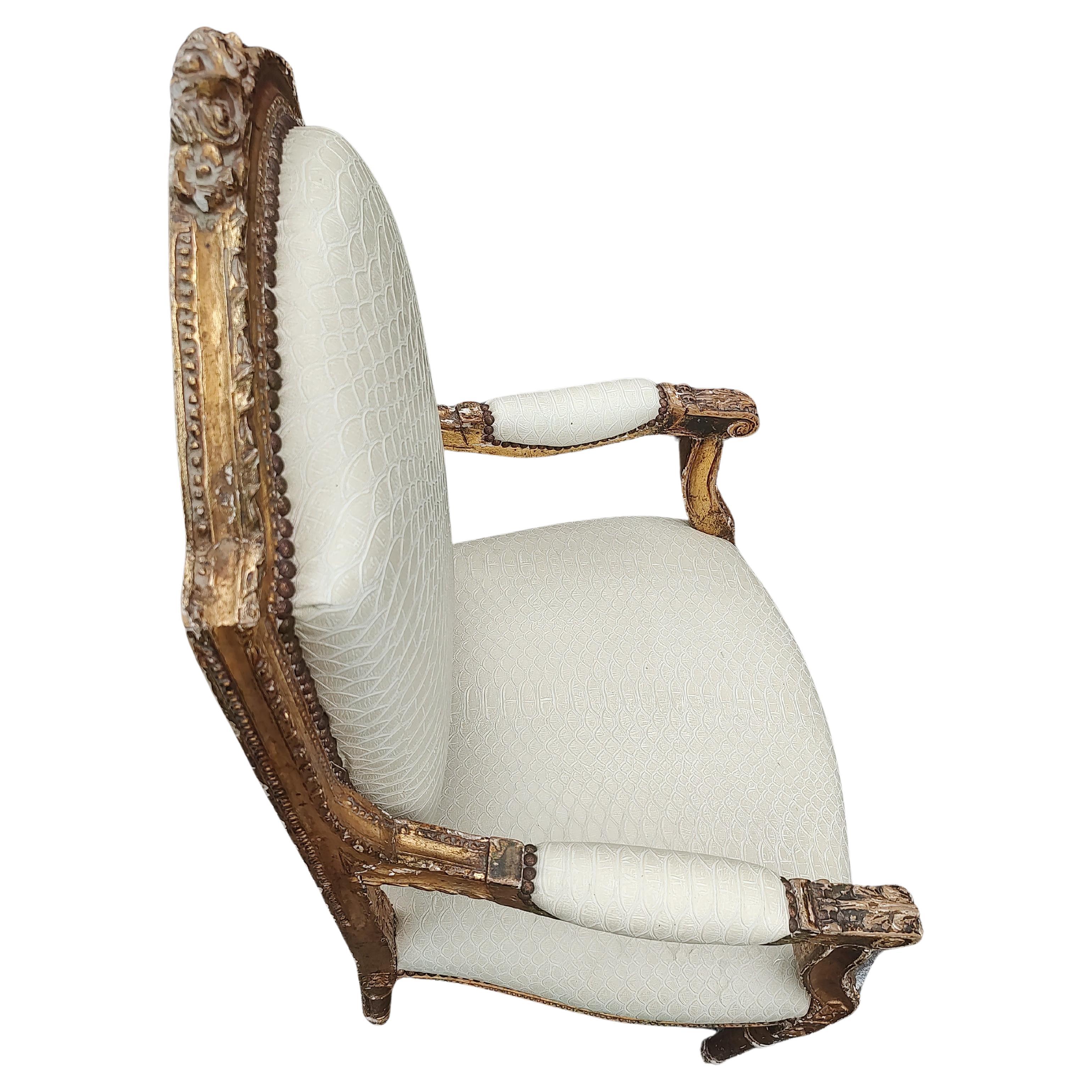 XVII secolo Coppia di poltrone francesi dorate della metà del XVIII secolo Fauteuils in vendita