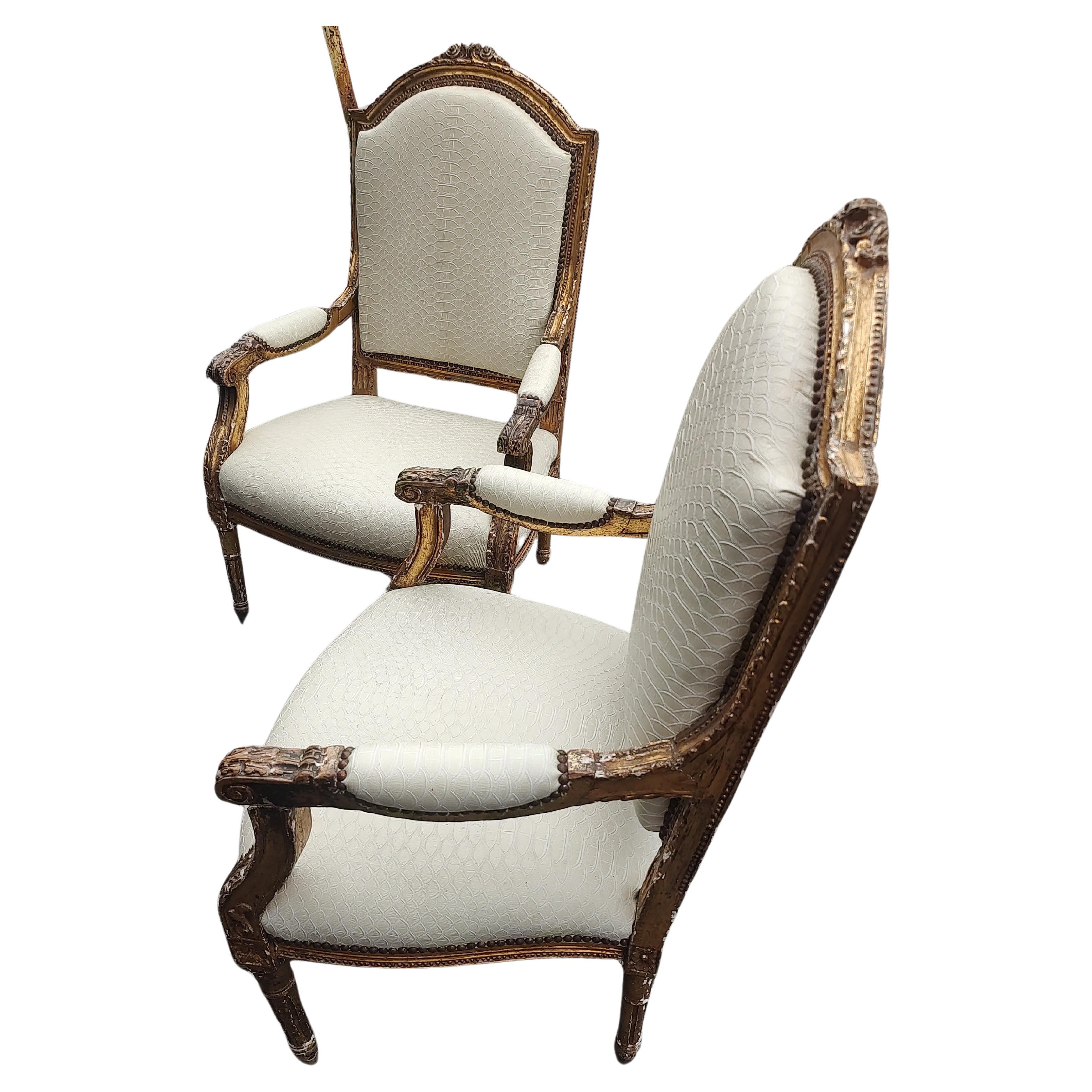 Coppia di poltrone francesi dorate della metà del XVIII secolo Fauteuils in vendita 1