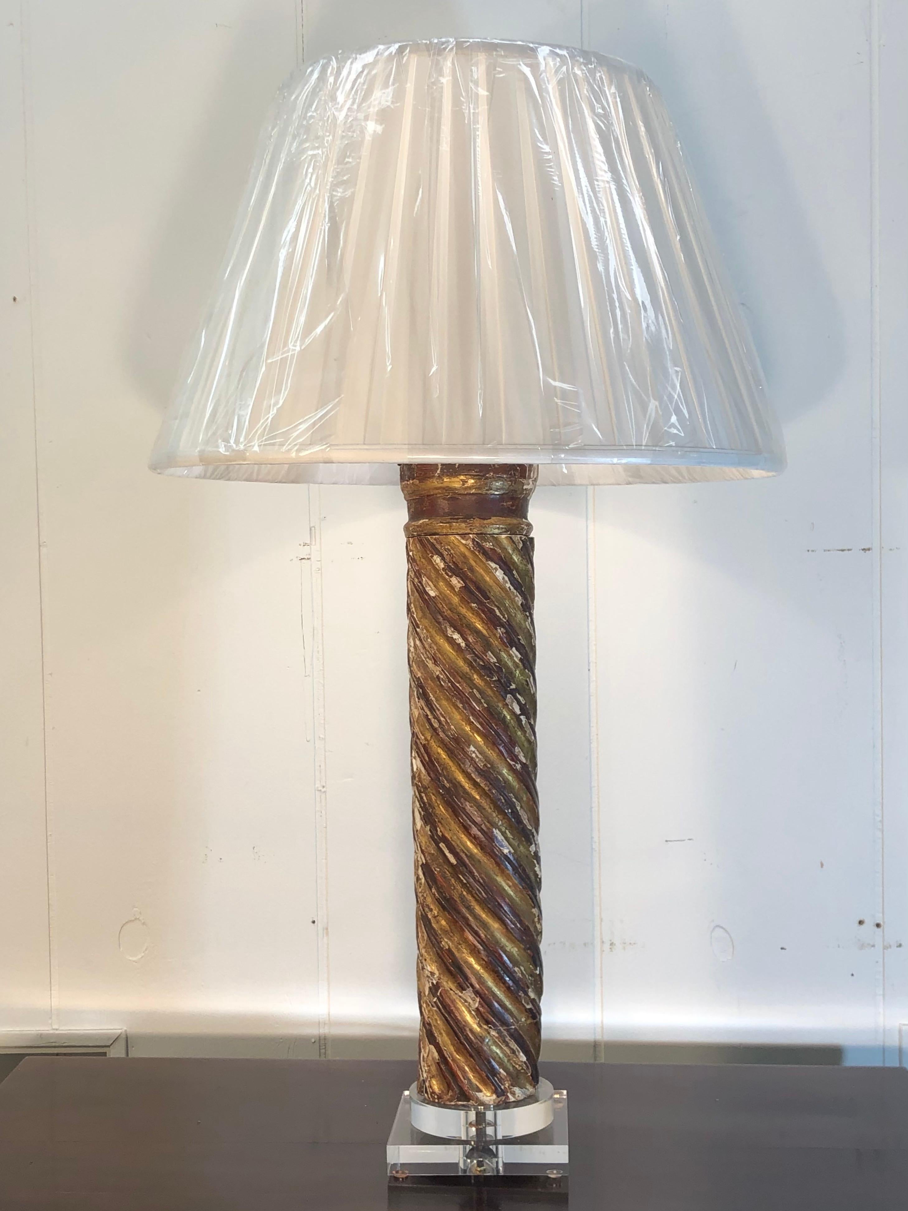 Paire de lampes à colonne en bois doré italien du milieu du XVIIIe siècle en vente 2