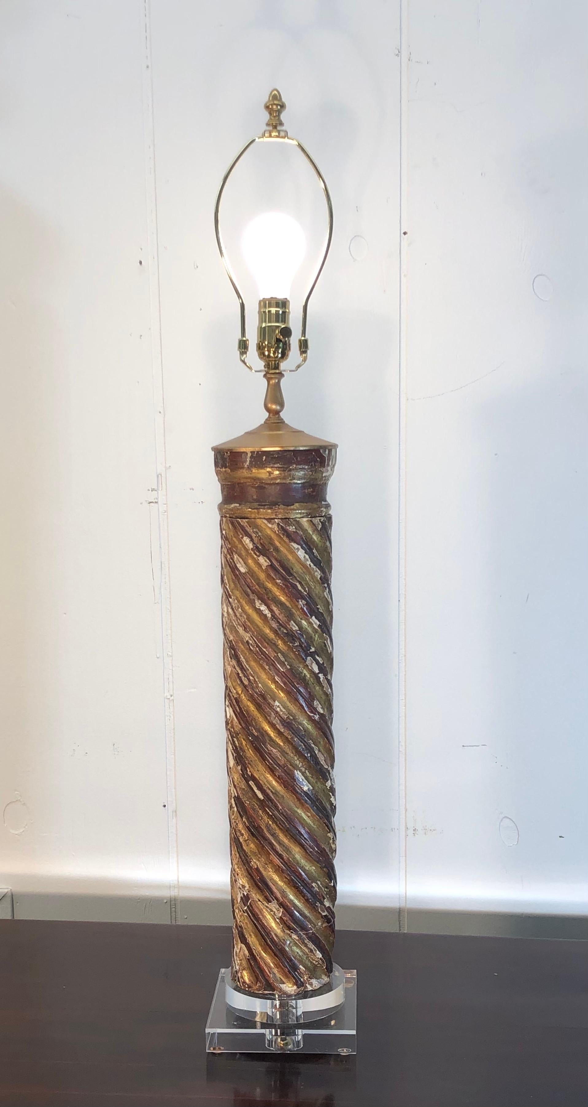 Paire de lampes à colonne en bois doré italien du milieu du XVIIIe siècle en vente 4