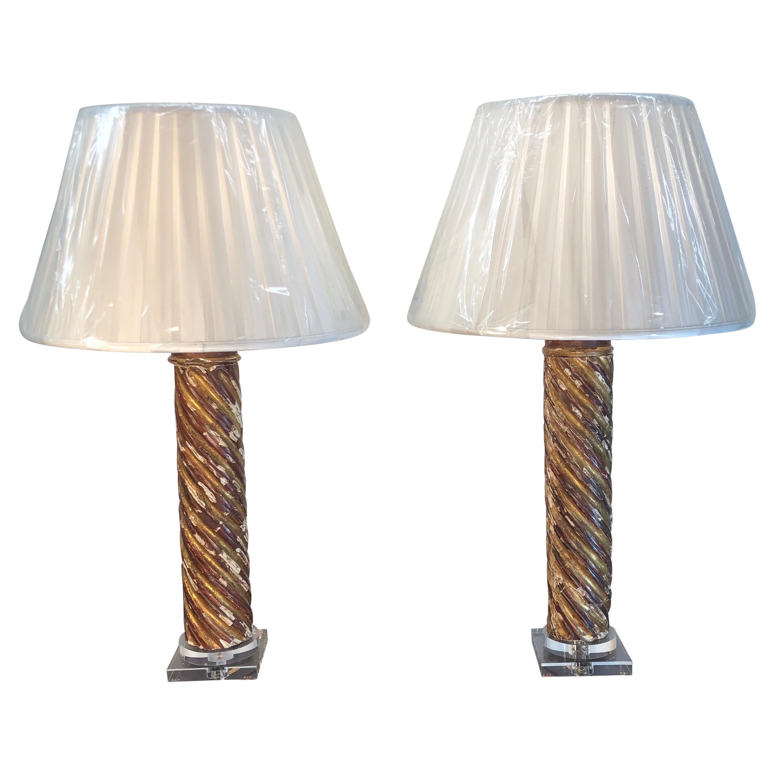 Paire de lampes à colonne en bois doré italien du milieu du XVIIIe siècle en vente