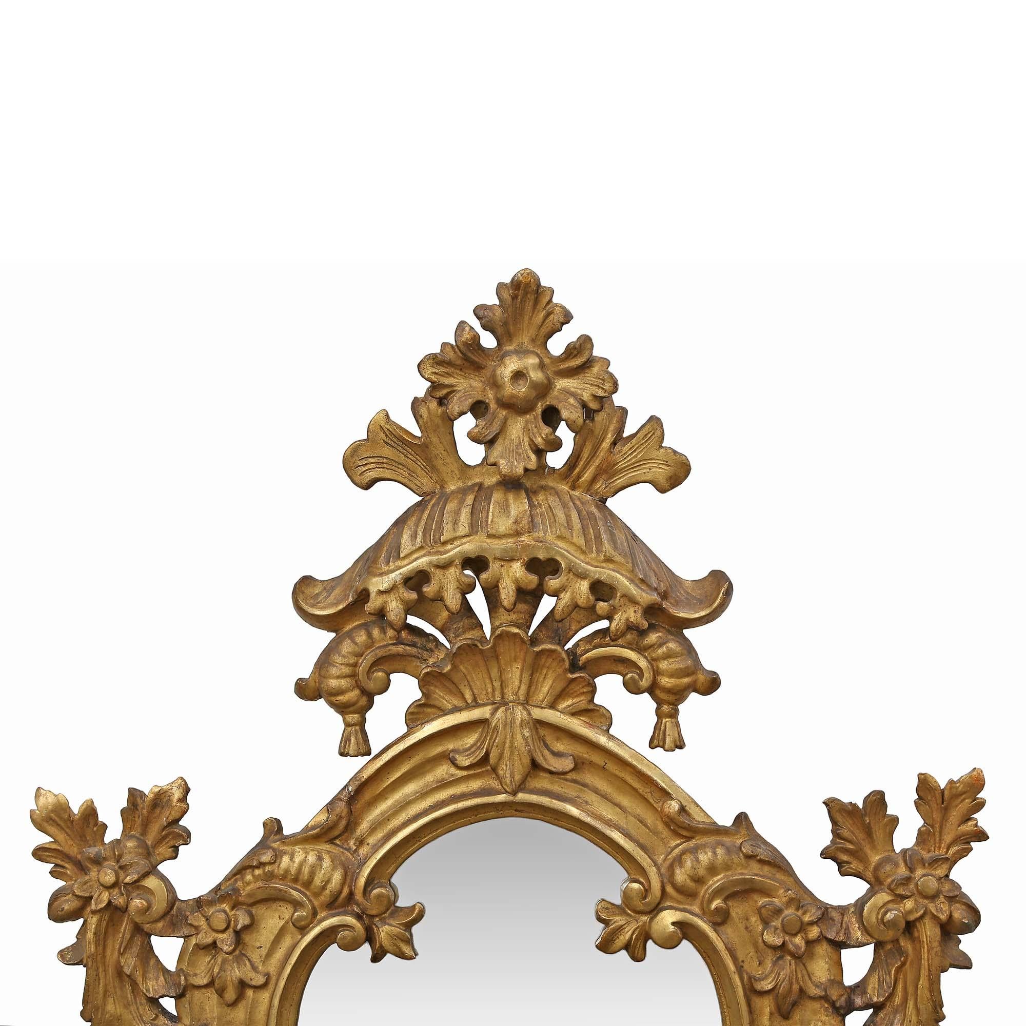 XVIIIe siècle et antérieur Paire d'appliques électrifiées italiennes du milieu du XVIIIe siècle en bois doré avec miroir en vente