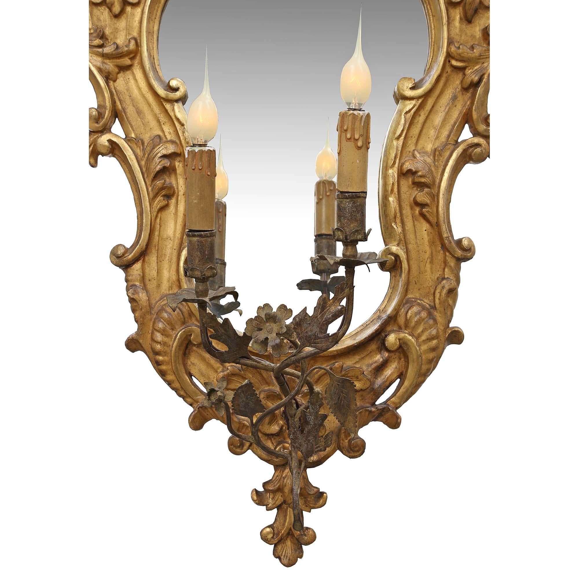 Miroir Paire d'appliques électrifiées italiennes du milieu du XVIIIe siècle en bois doré avec miroir en vente